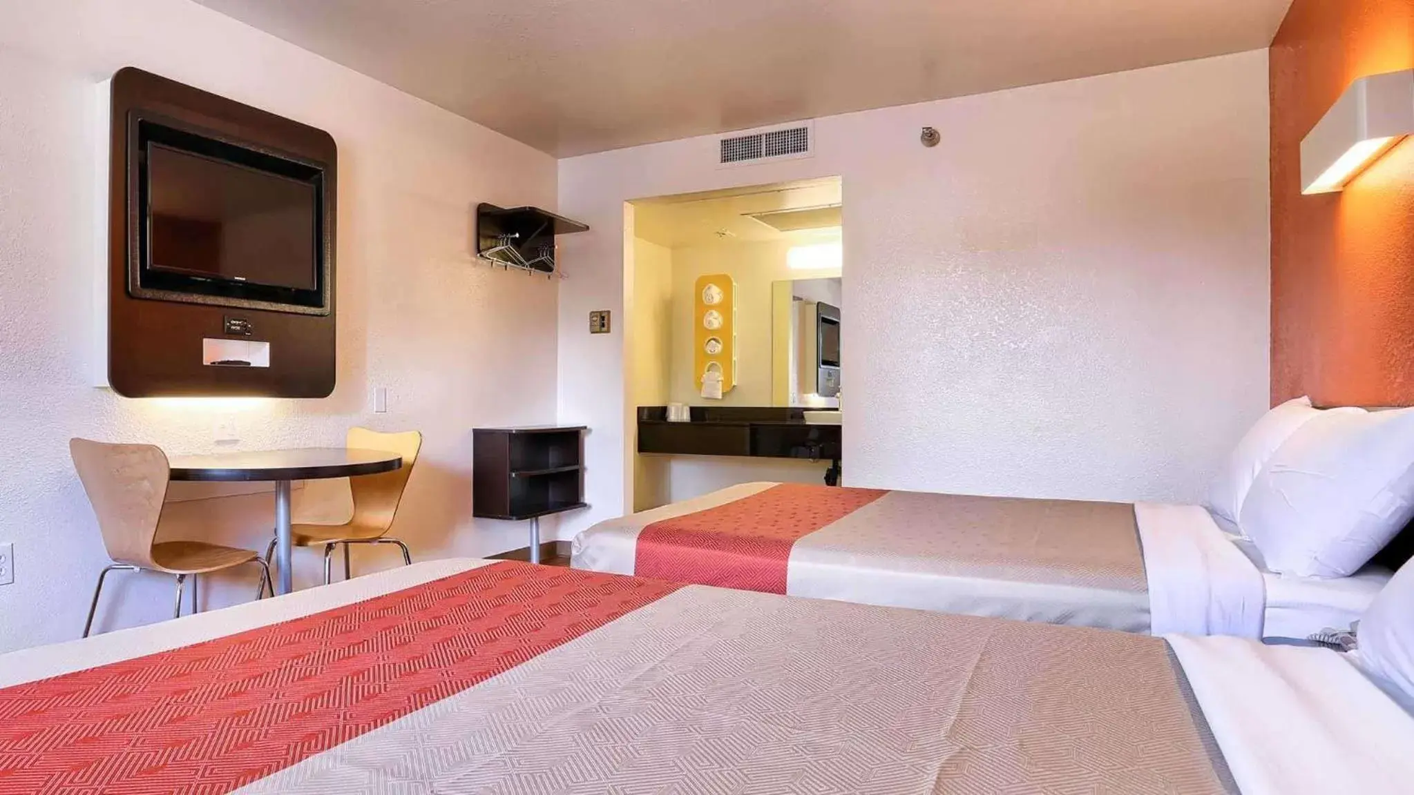 Bedroom, Bed in Motel 6-Petaluma, CA