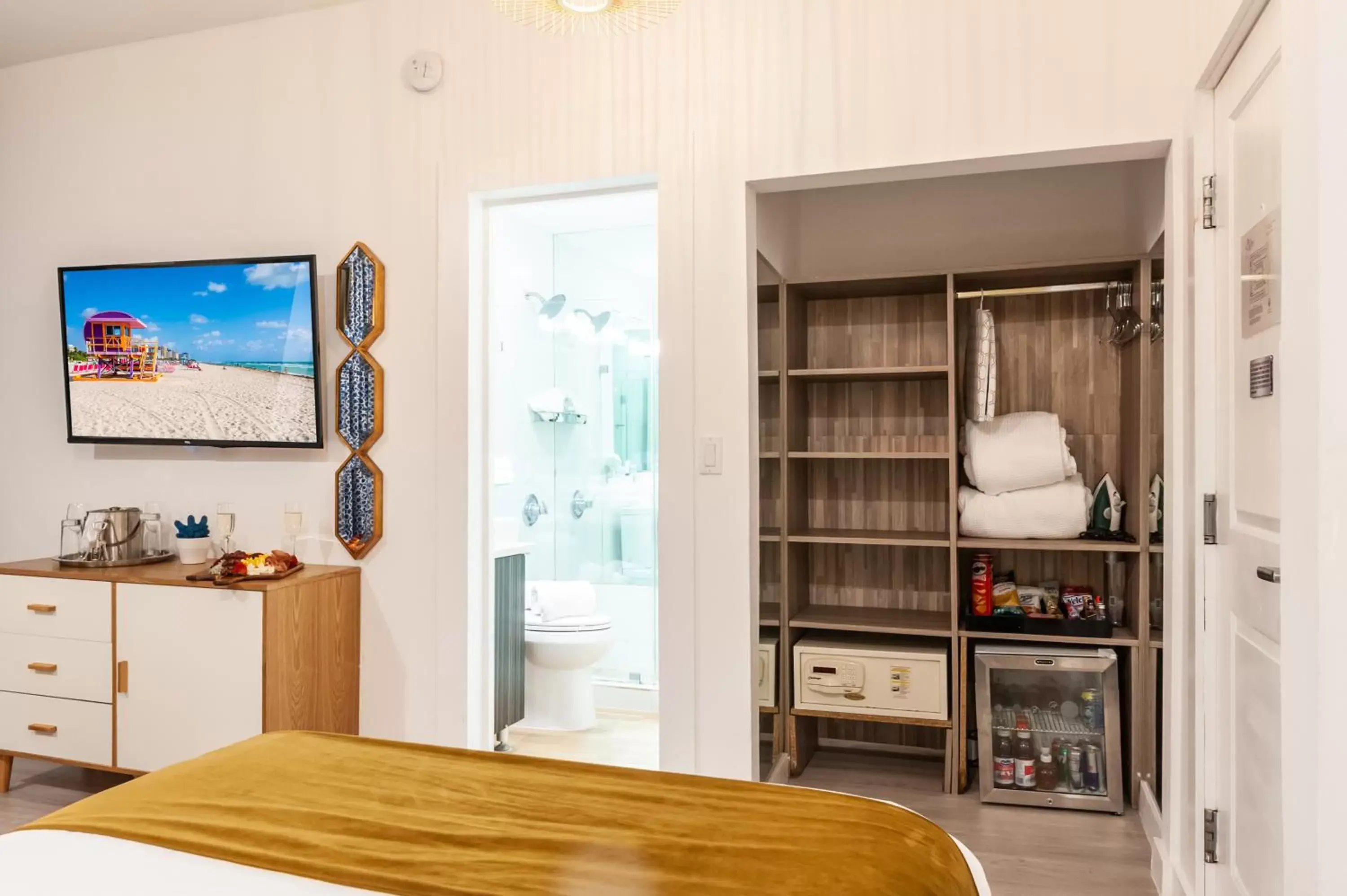 TV and multimedia, TV/Entertainment Center in Catalina Hotel & Beach Club