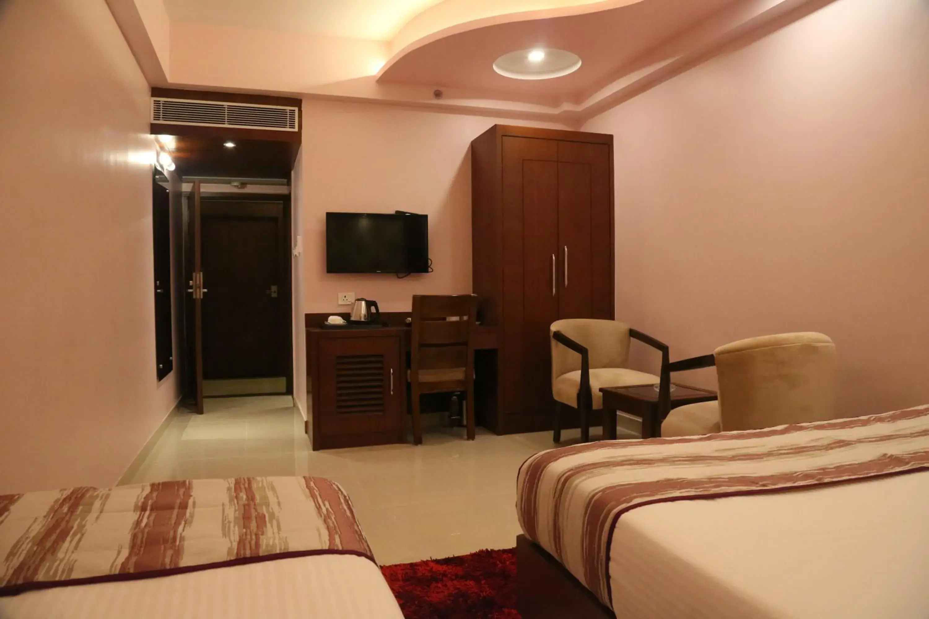 TV/Entertainment Center in Hotel Varanasi Inn