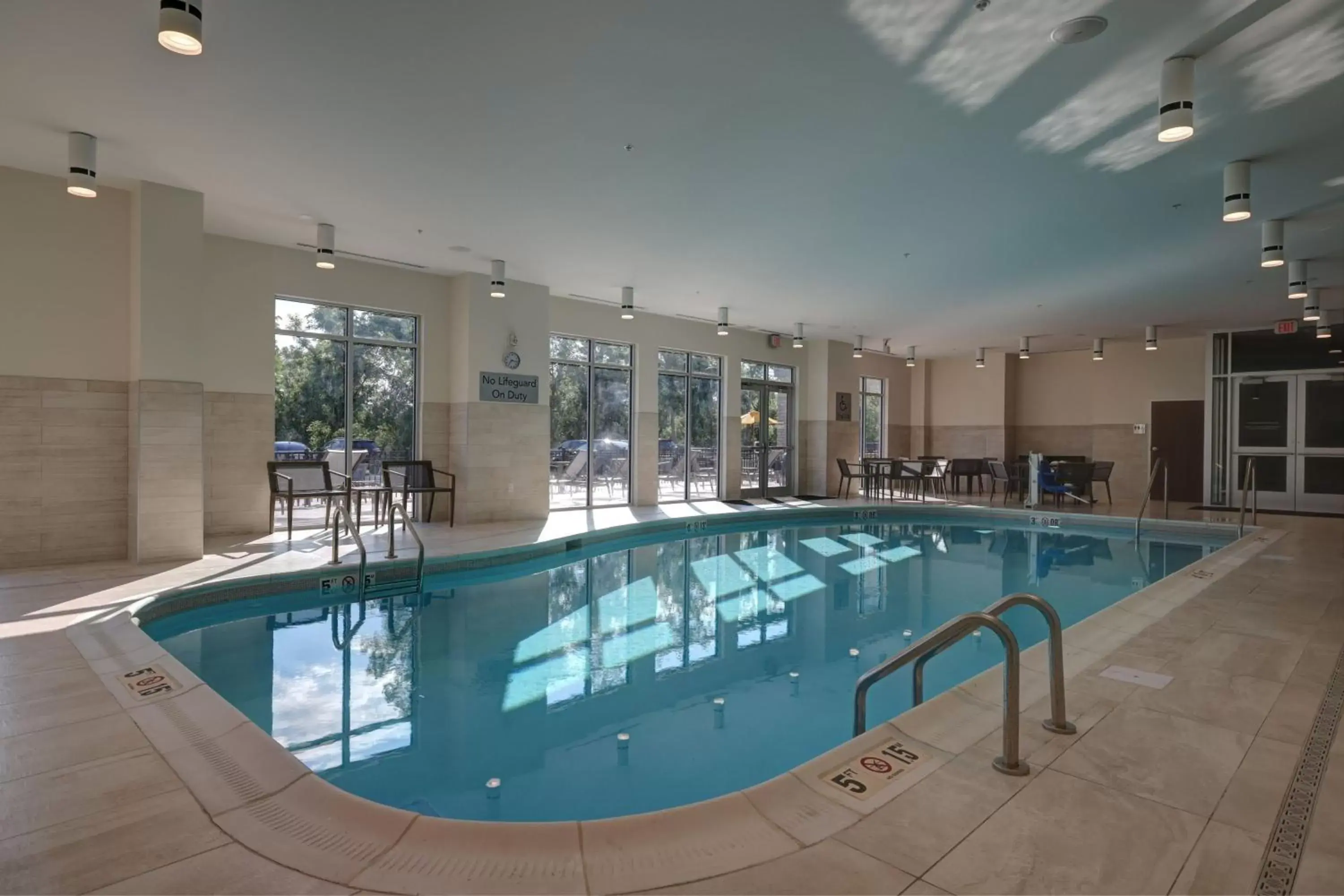 Swimming Pool in Courtyard by Marriott Iowa City University Heights