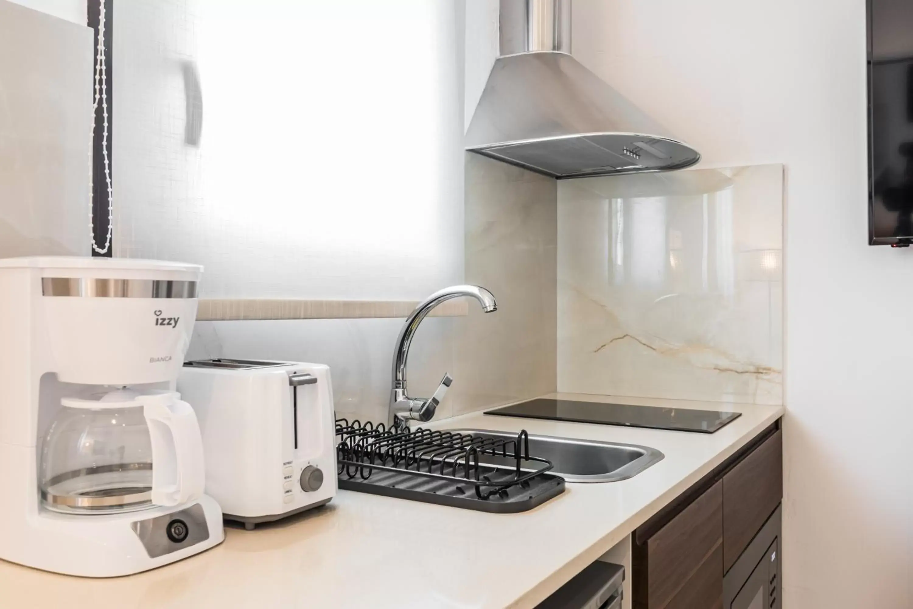 Coffee/tea facilities, Kitchen/Kitchenette in Nicholas Point Apartments and Rooms