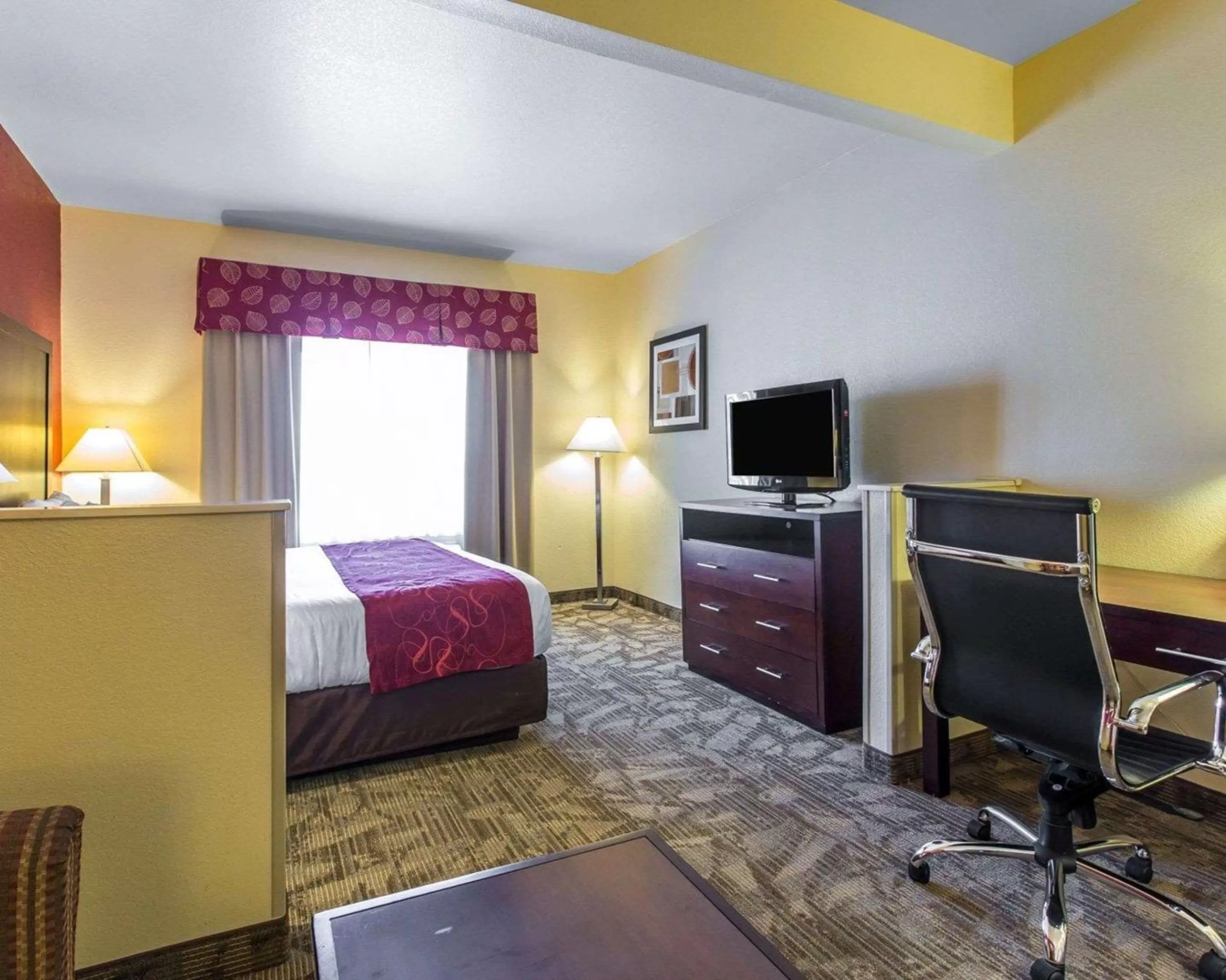 Photo of the whole room, Bed in Comfort Suites Palm Desert I-10