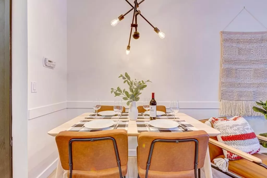 Dining area in Mountain Retreat, Pool & Hot Tub, BBQ, Patio, King Bed, Sleeps 6!