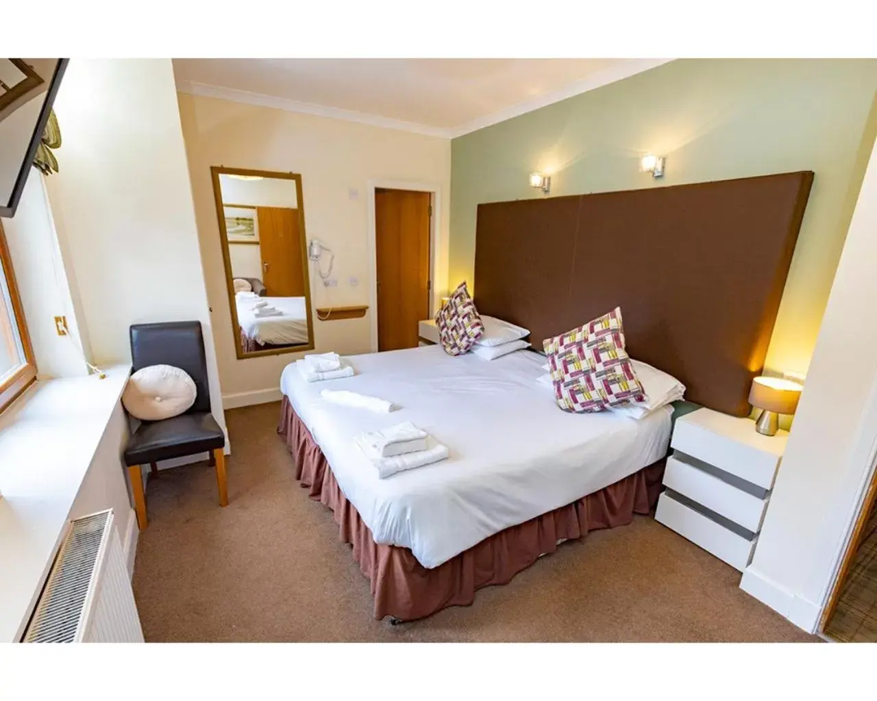 Bedroom, Bed in Crown Hotel Bedroom, Bed in Crown Hotel