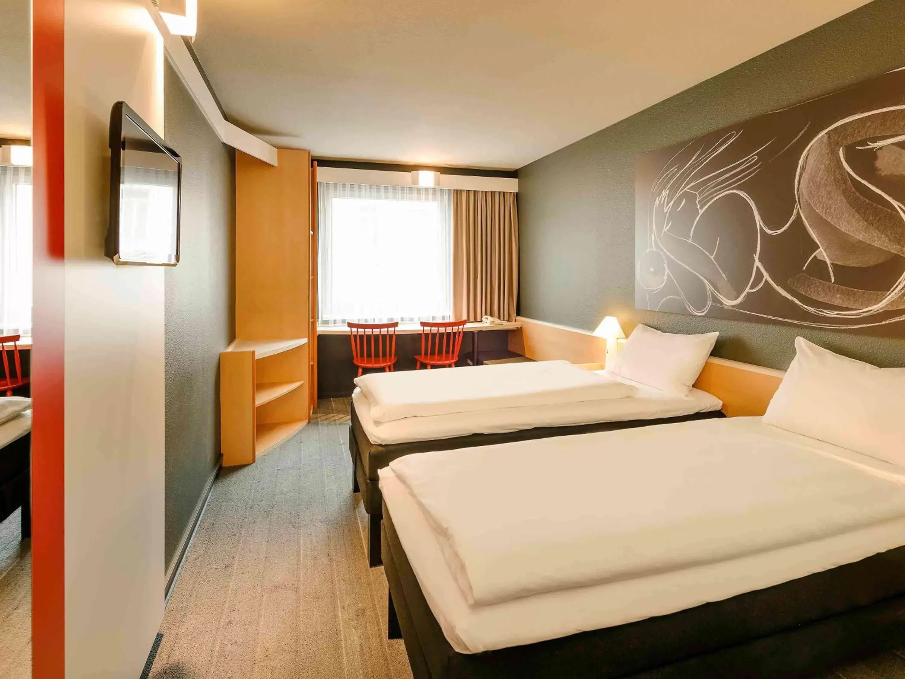 Photo of the whole room, Bed in ibis Wien City