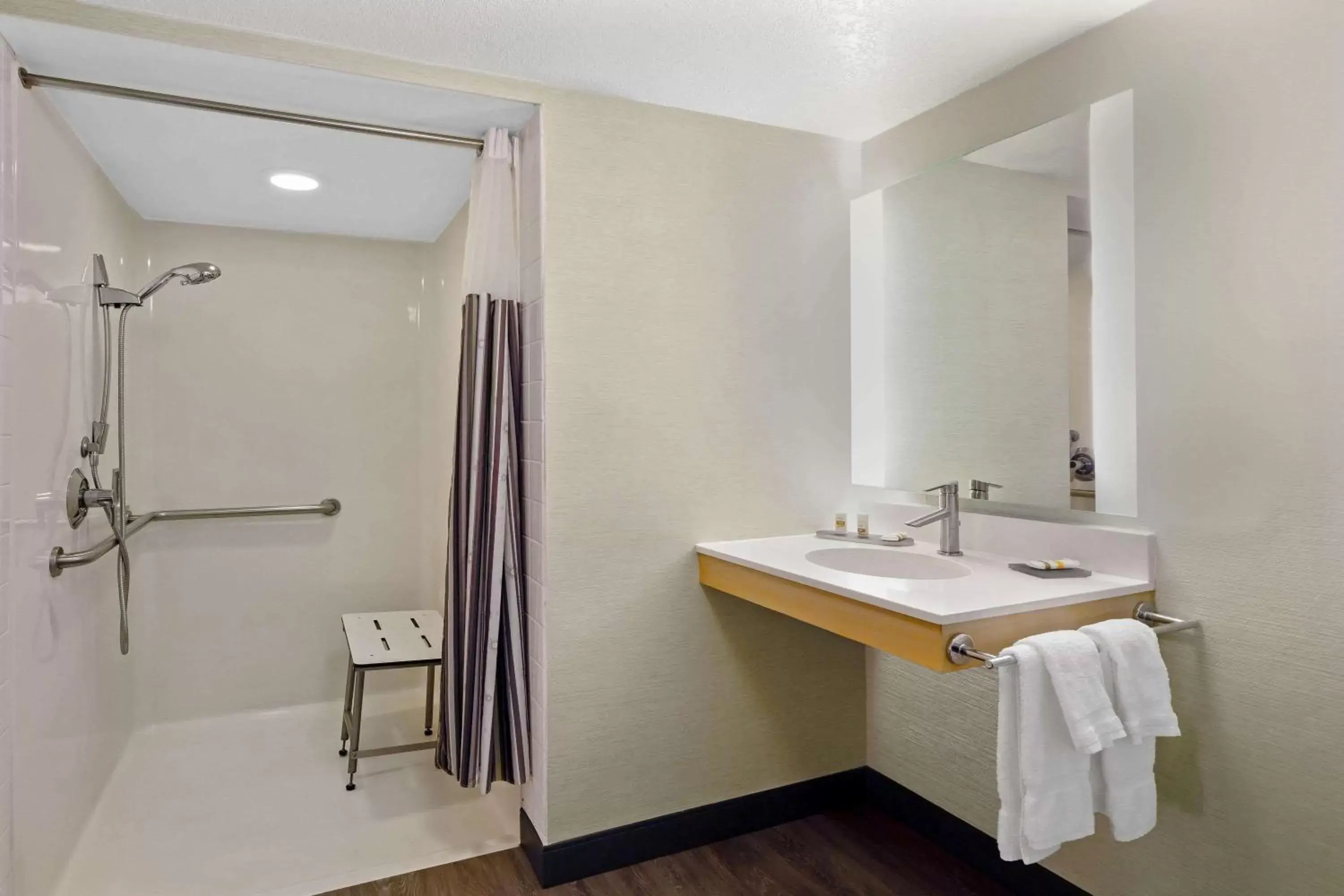 Shower, Bathroom in La Quinta by Wyndham San Francisco Airport North