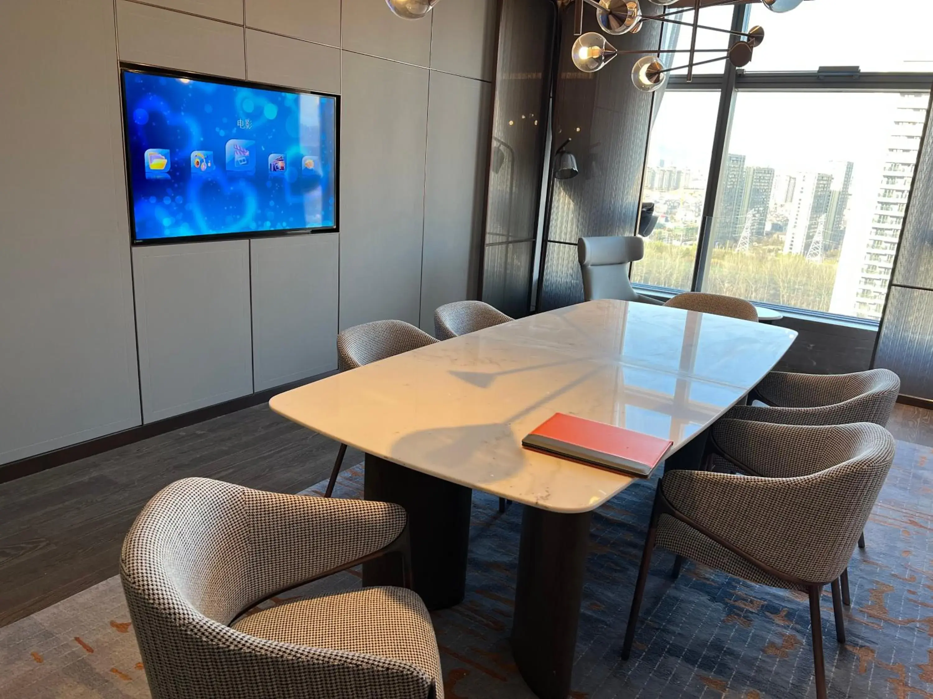 Living room in Crowne Plaza Qingdao Jinshui by IHG Living room in Crowne Plaza Qingdao Jinshui by IHG