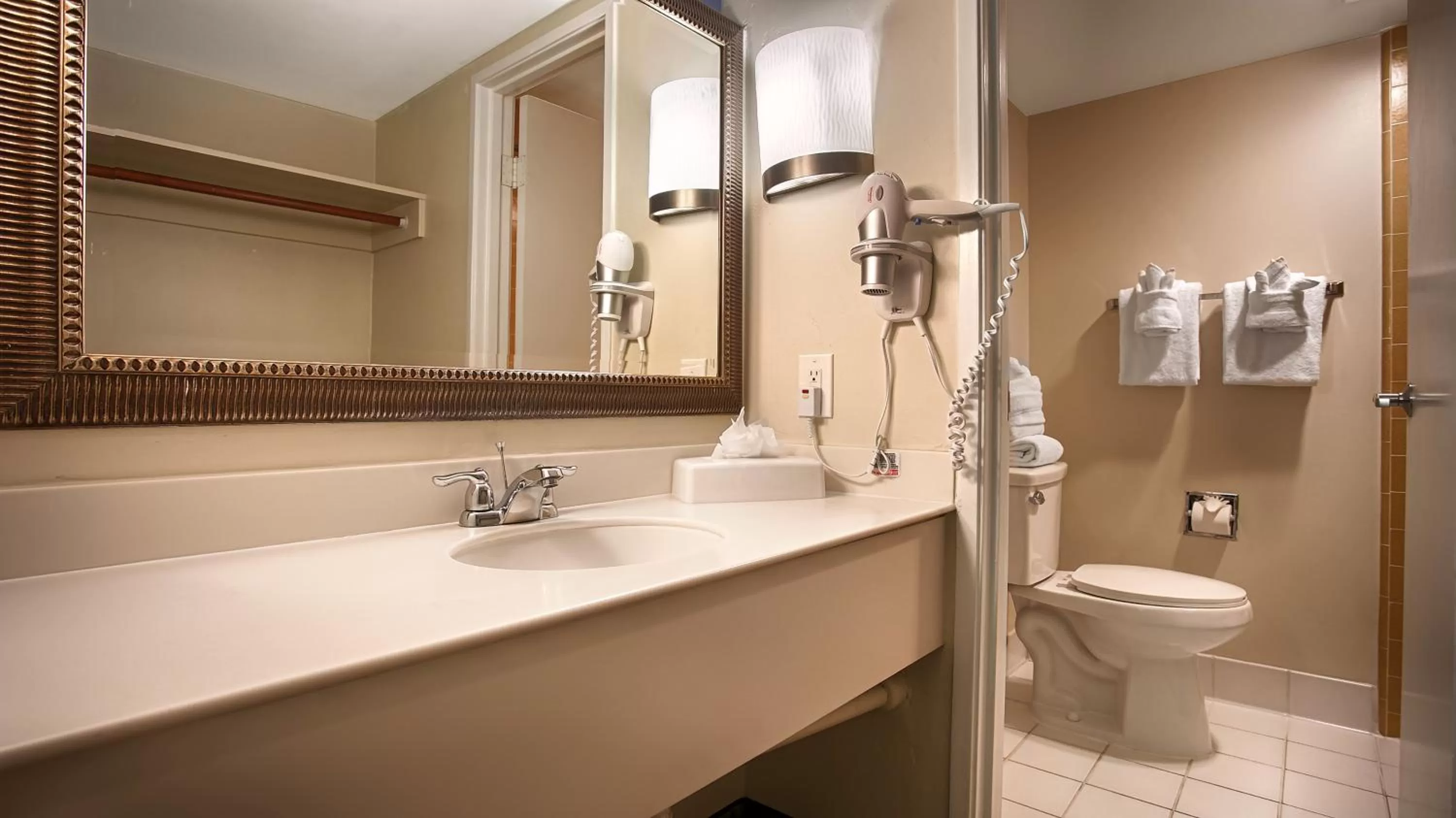 Bathroom in Beachside Inn