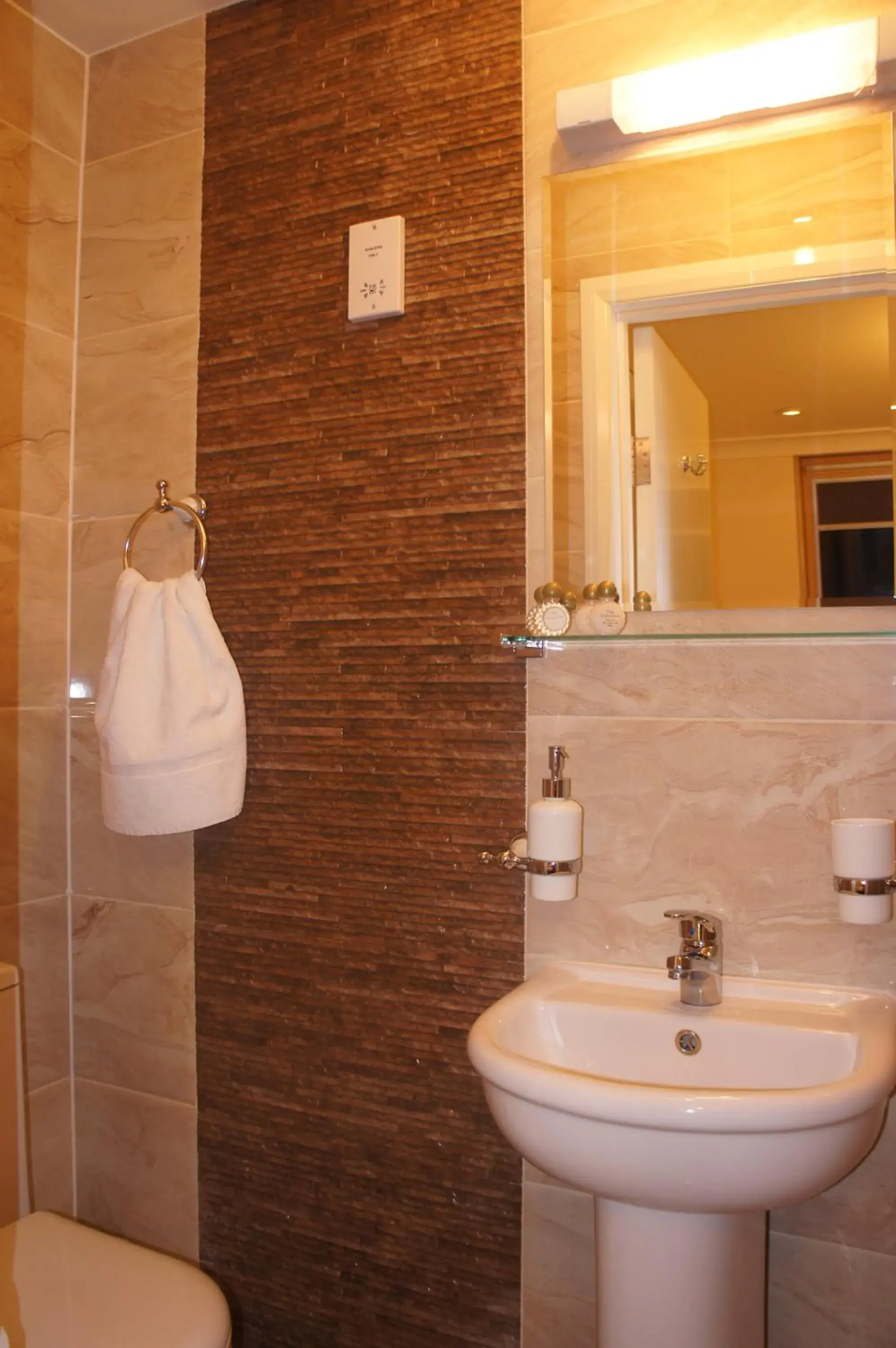 Bathroom in Sapphire Hotel London