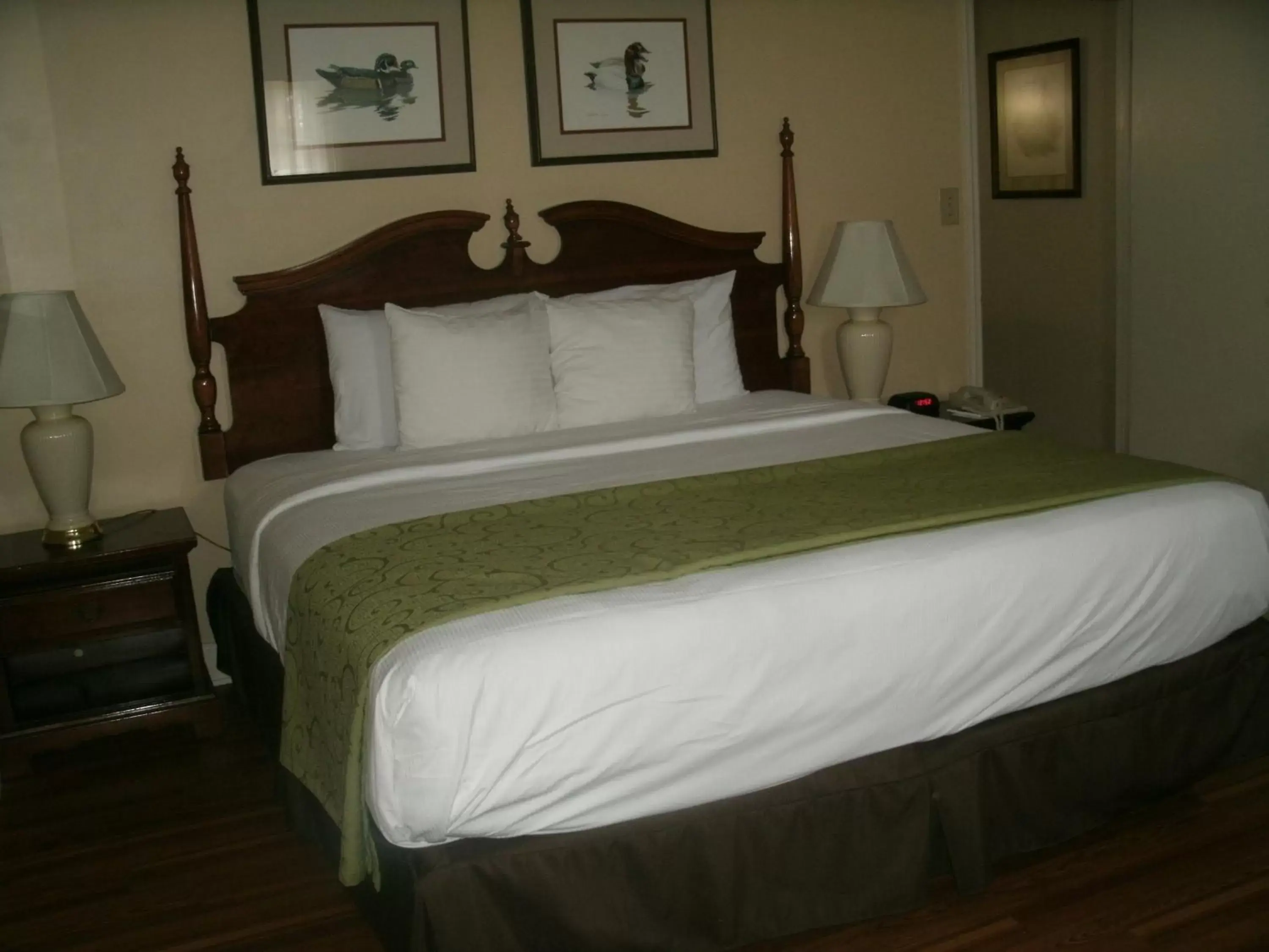 Bed in Merry Acres Inn