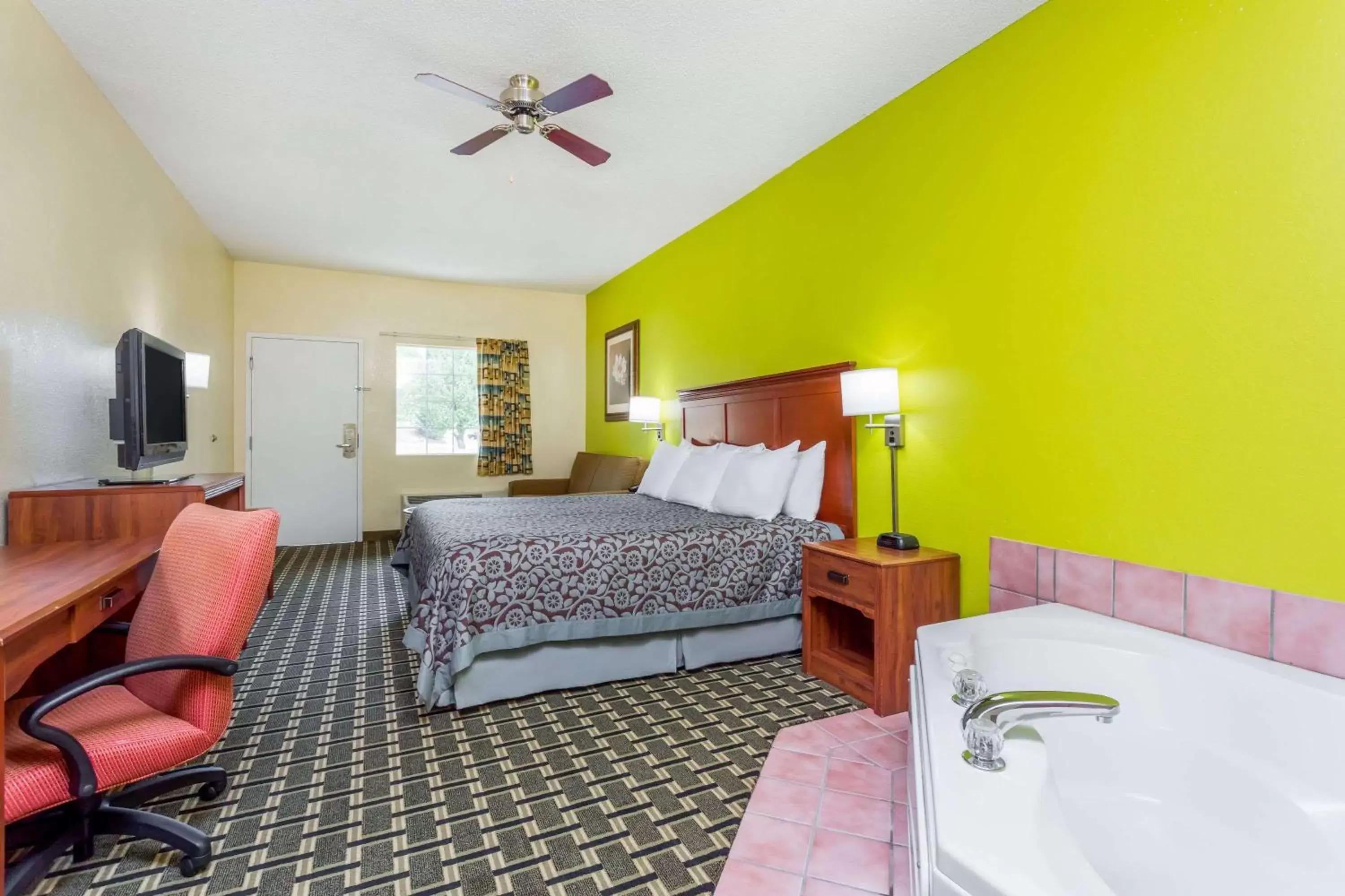 Photo of the whole room, Bed in Days Inn by Wyndham Trenton