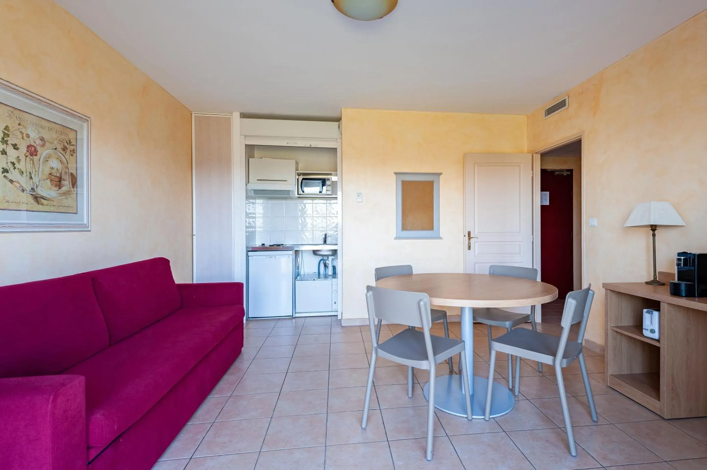 Living room, Seating Area in Residhotel Golf Grand Avignon