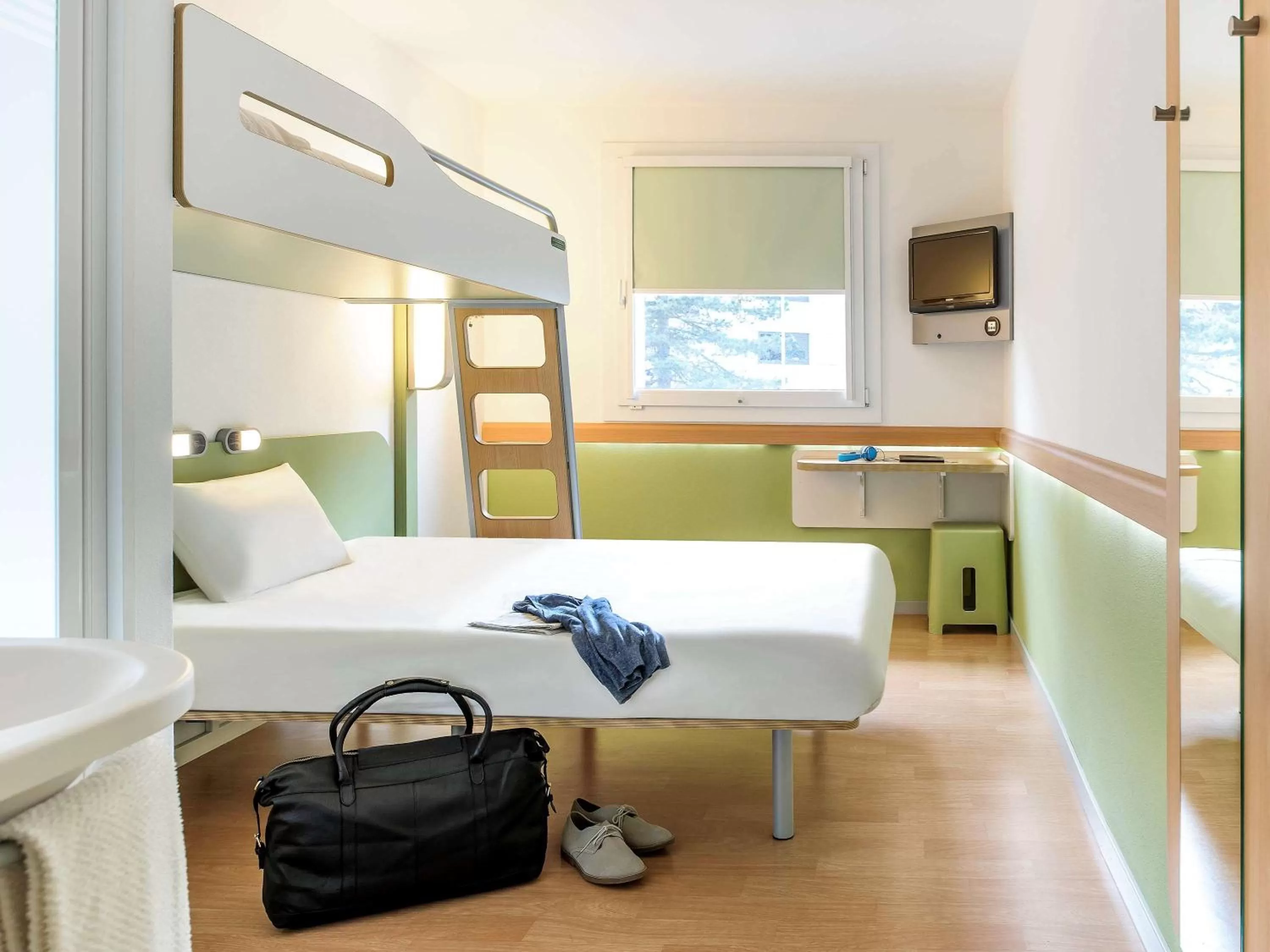 Photo of the whole room, Bed in ibis budget Ulm City