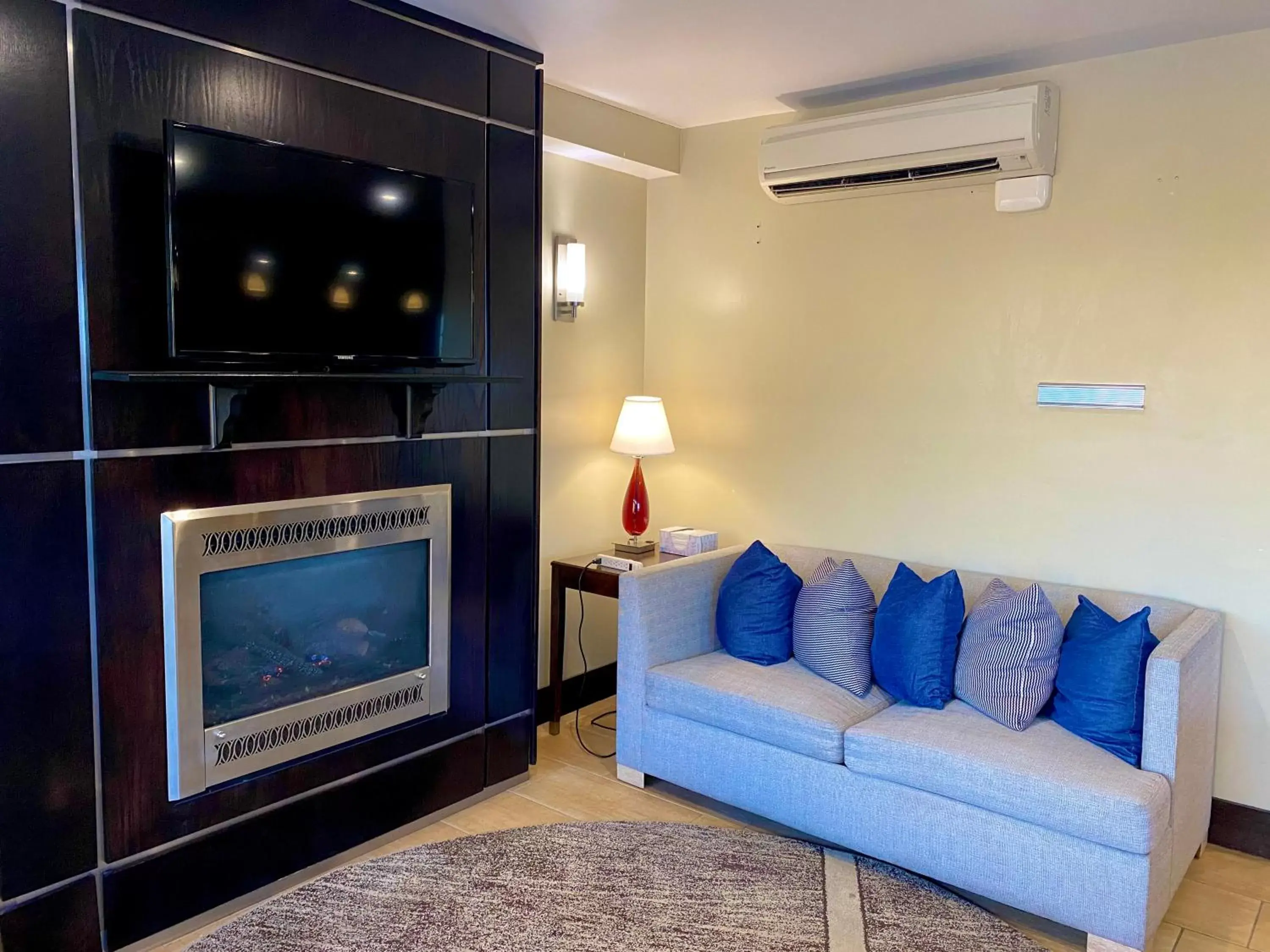 Seating area, TV/Entertainment Center in Bangor Suites Airport Hotel