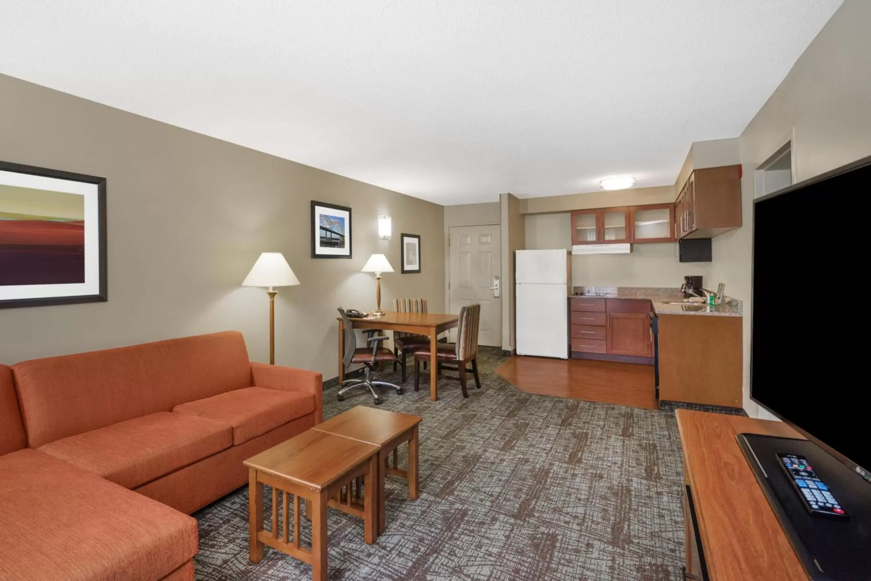 Bedroom, Seating Area in Staybridge Suites Memphis-Poplar Ave East, an IHG Hotel