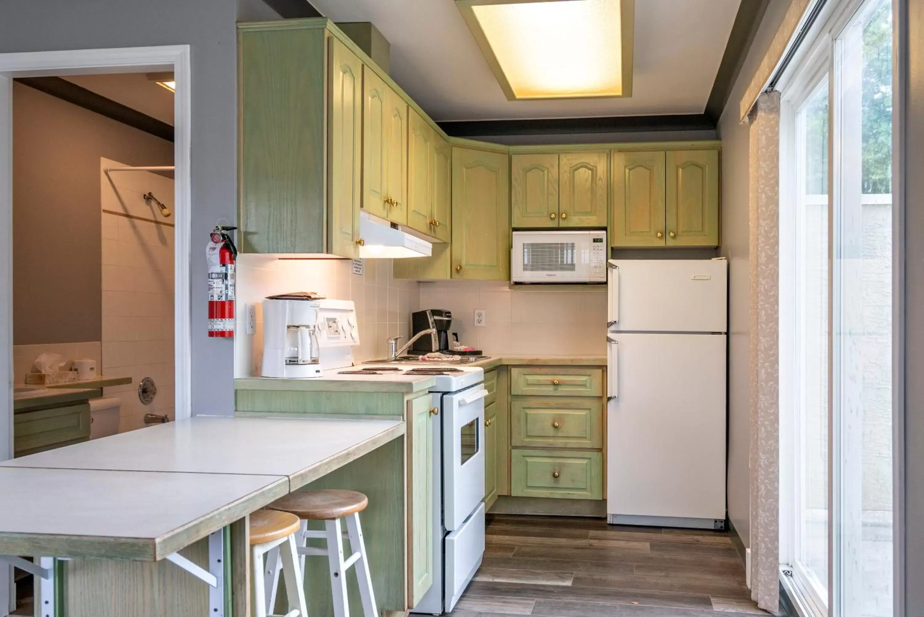 Bathroom, Kitchen/Kitchenette in Tiki Shores Inn & Suites