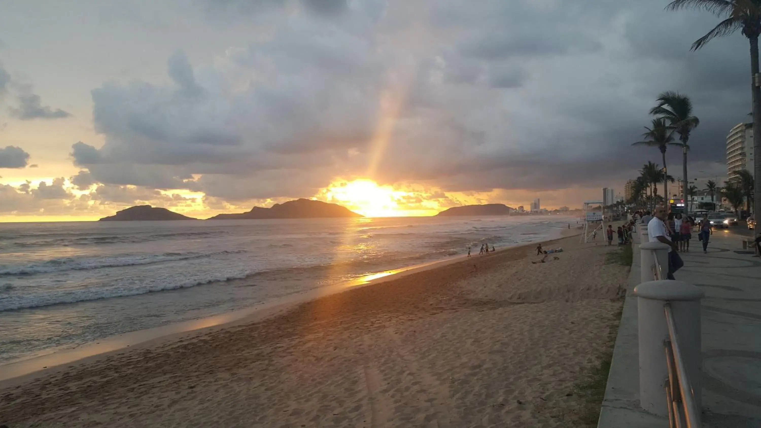 Beach in Las Flores Beach Resort