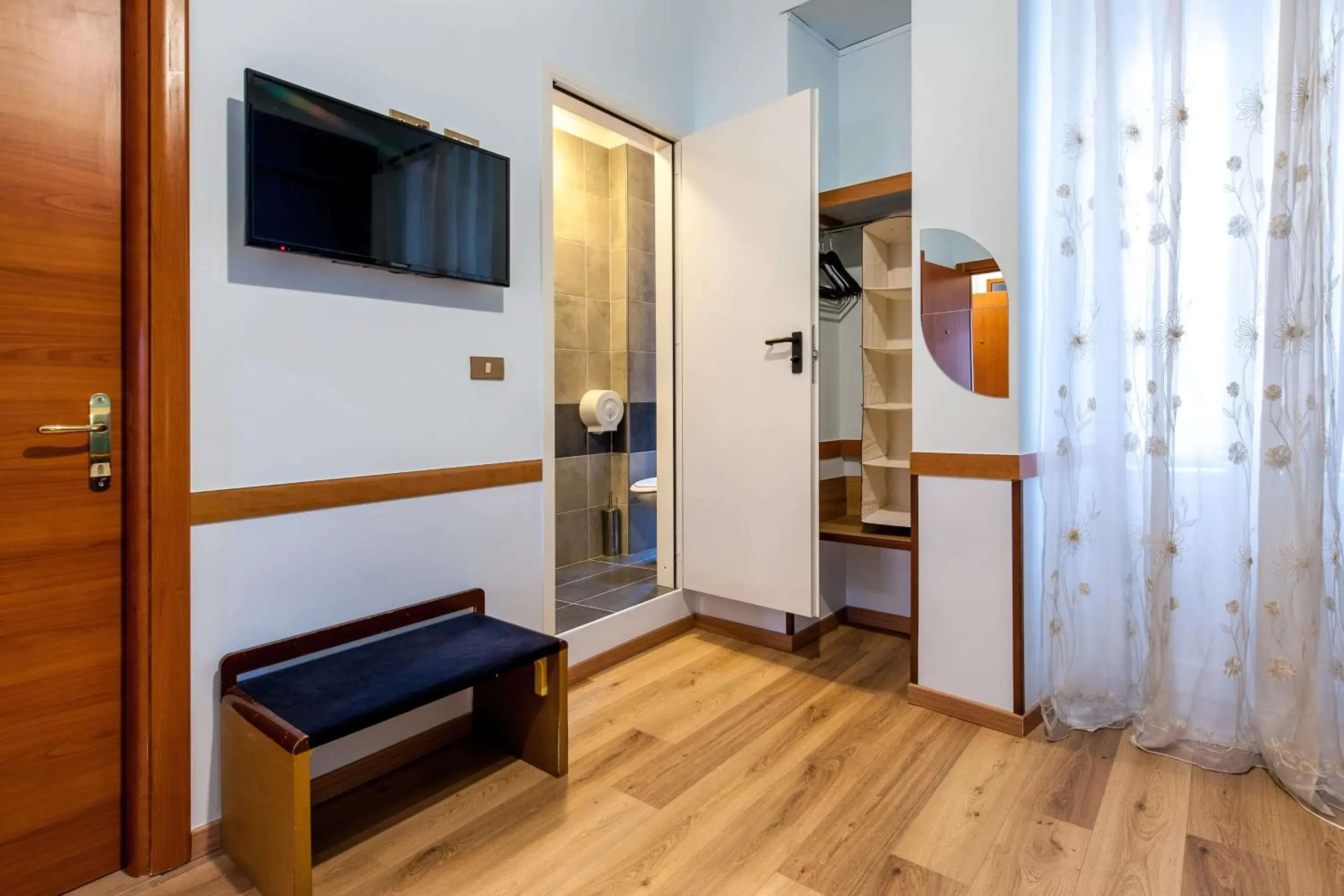 TV and multimedia, TV/Entertainment Center in Alessandro A San Pietro Best Bed