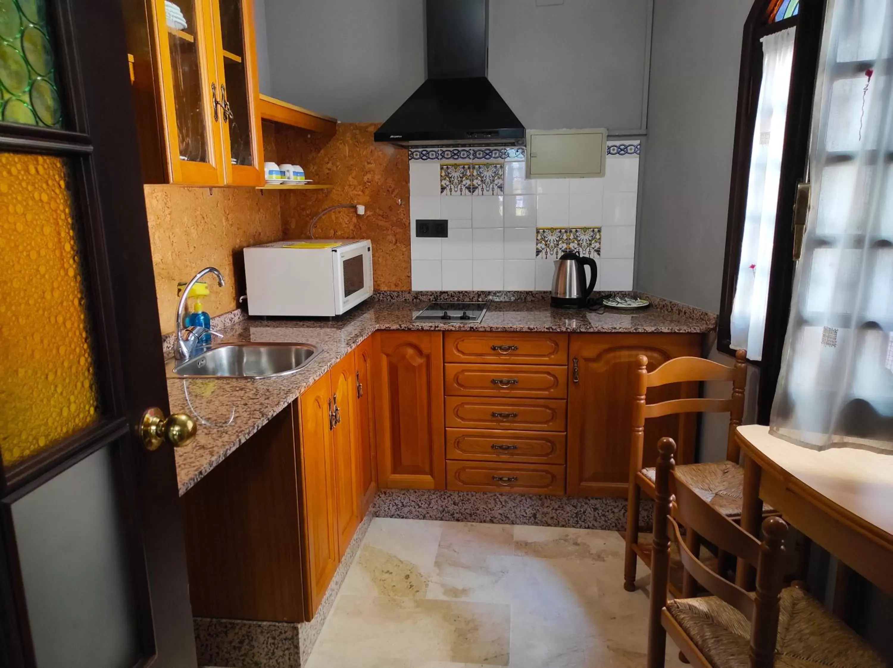 Coffee/tea facilities, Kitchen/Kitchenette in Apartamentos Gaudi Style