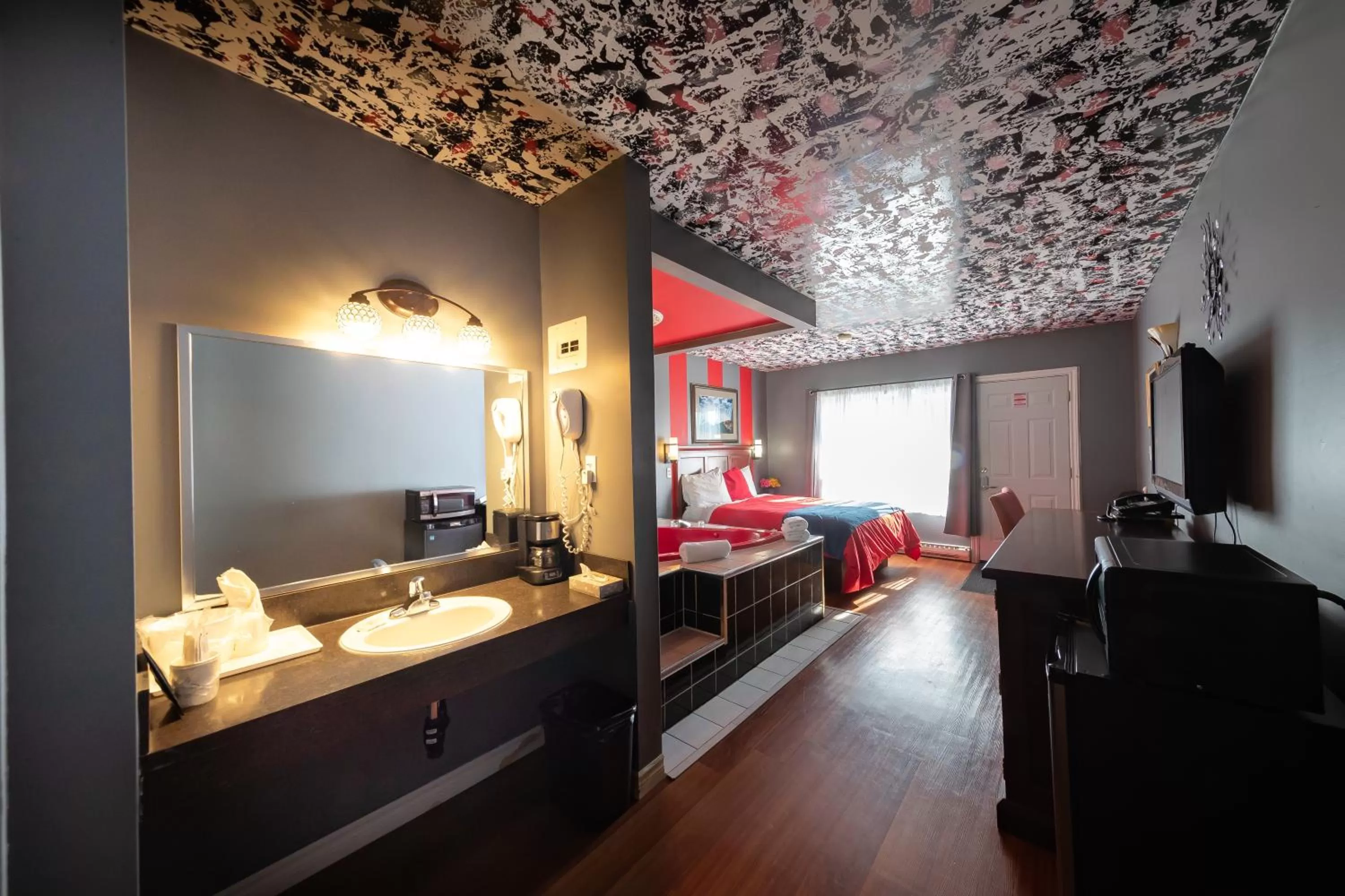 Bed in Villager Lodge Niagara Falls