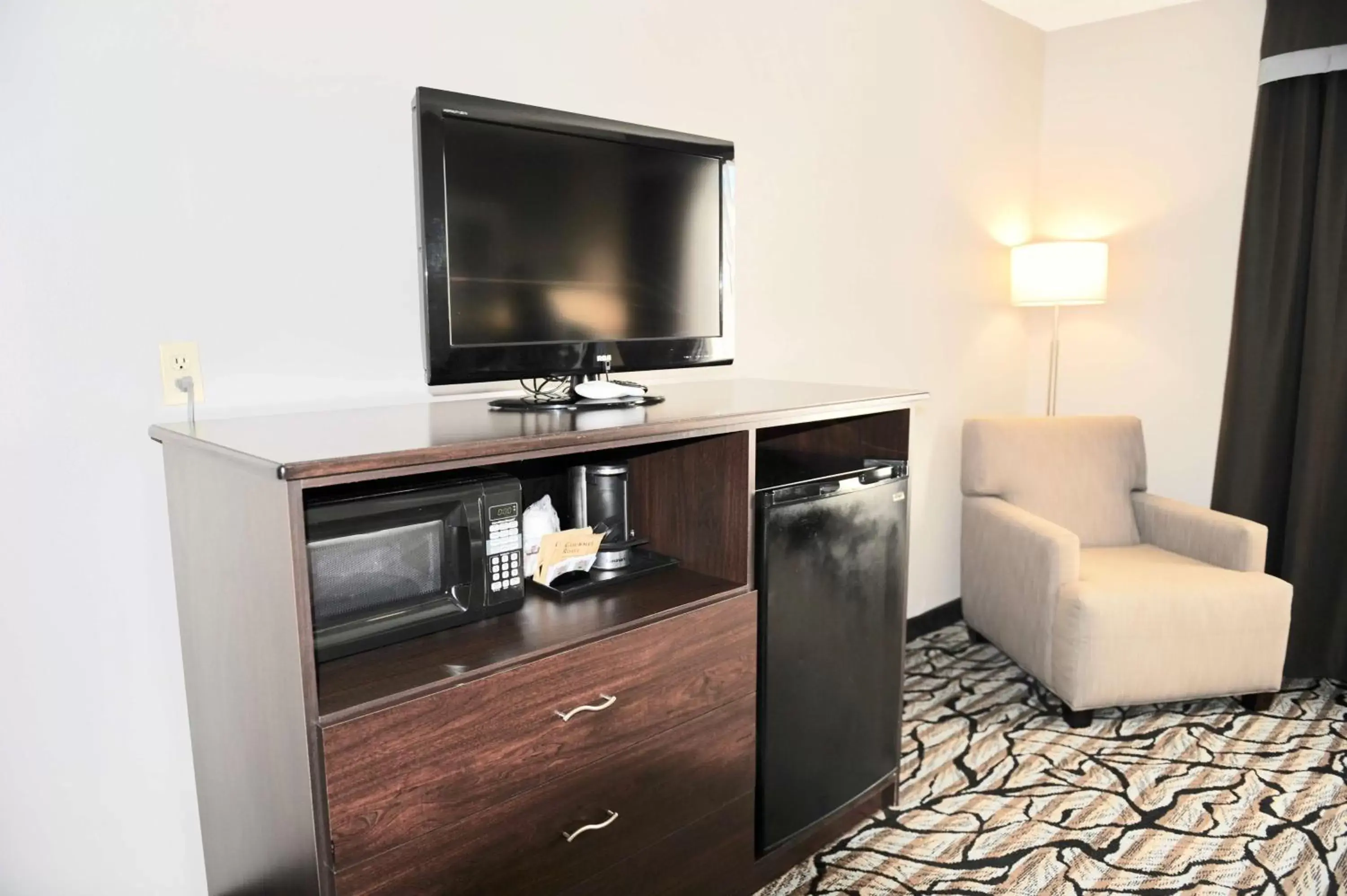 Photo of the whole room, TV/Entertainment Center in Days Inn & Suites by Wyndham Wausau