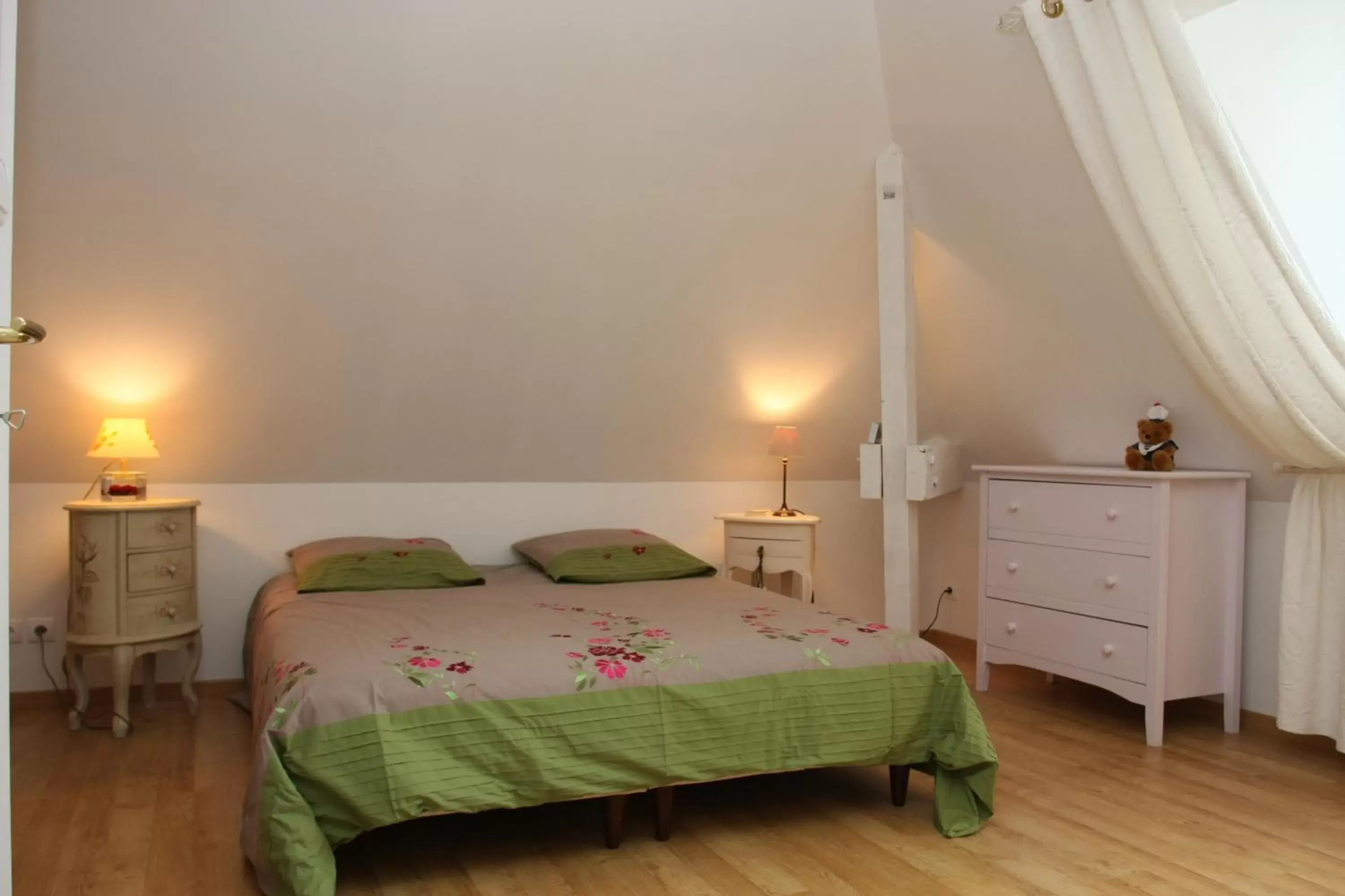 Photo of the whole room, Bed in La Maison du Parc
