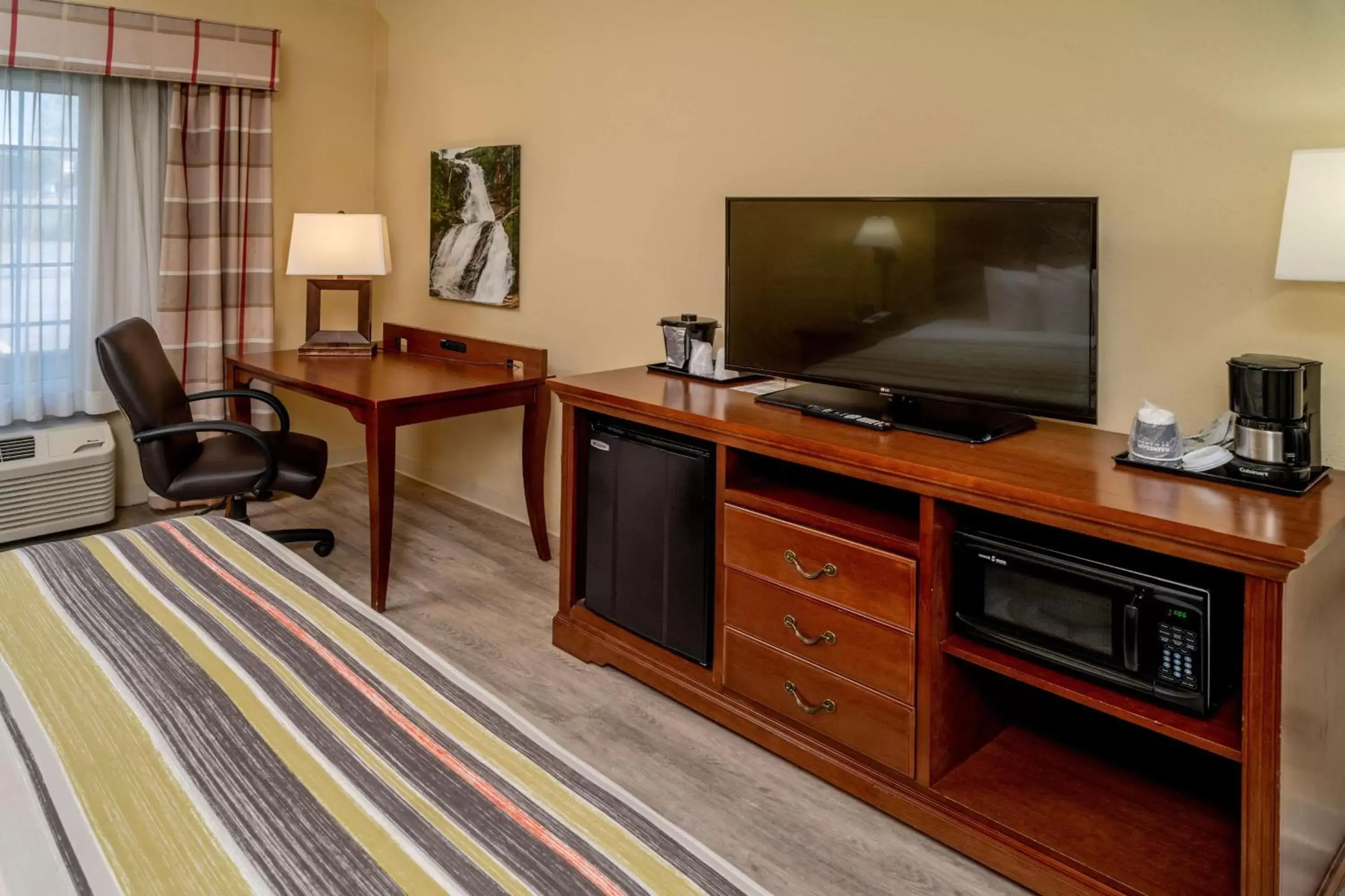 Bedroom, TV/Entertainment Center in Country Inn & Suites by Radisson, Charleston South, WV