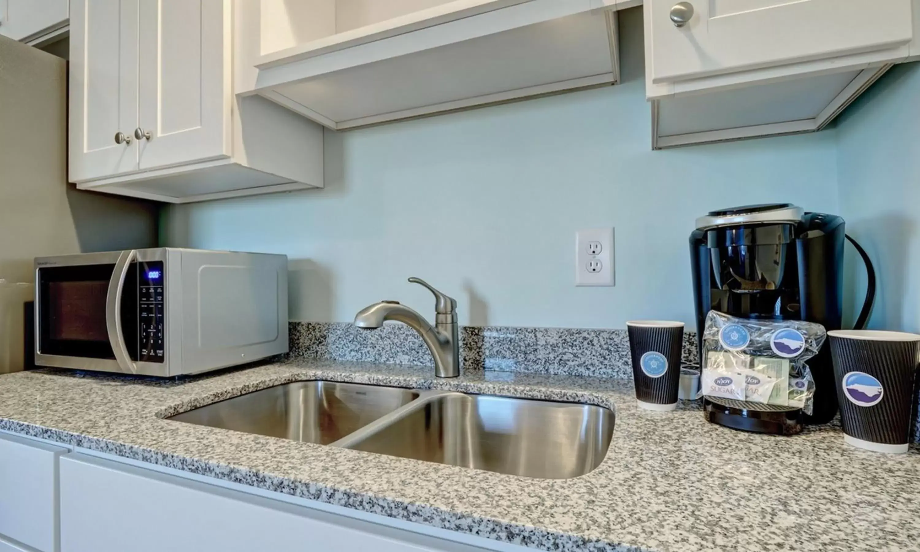 Kitchen/Kitchenette in Loggerhead Inn and Suites by Carolina Retreats