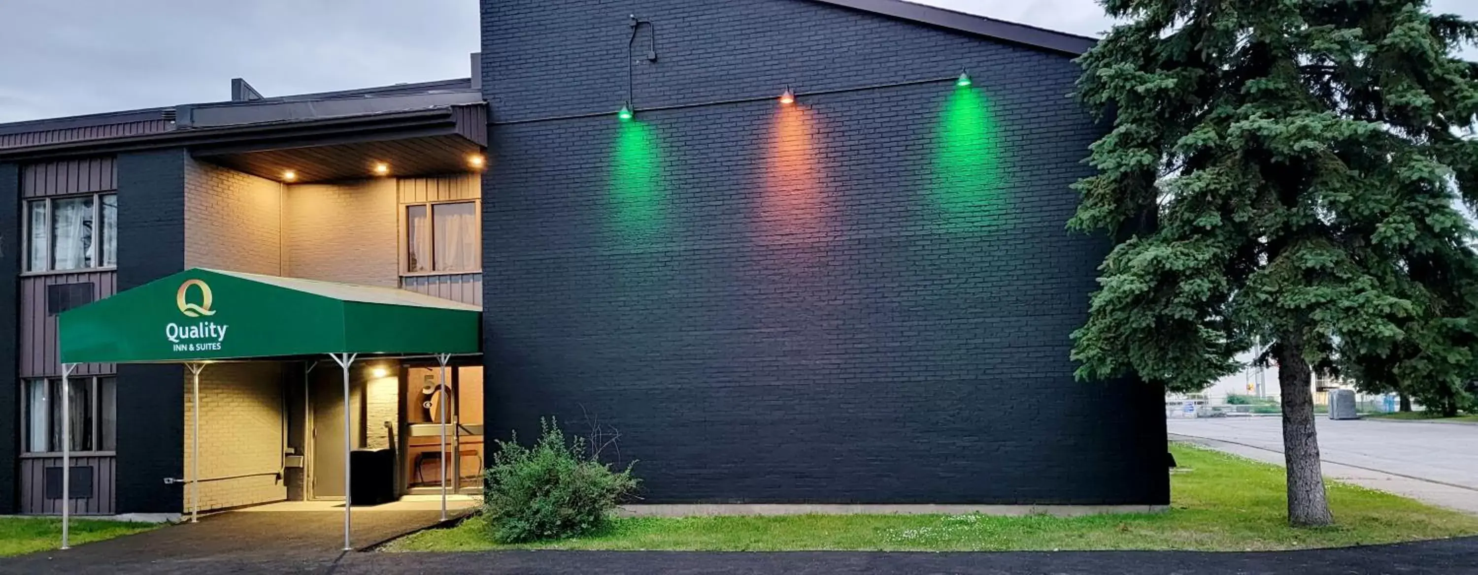 Facade/entrance, Property Building in Quality Inn & Suites & Conference Centre - Gatineau