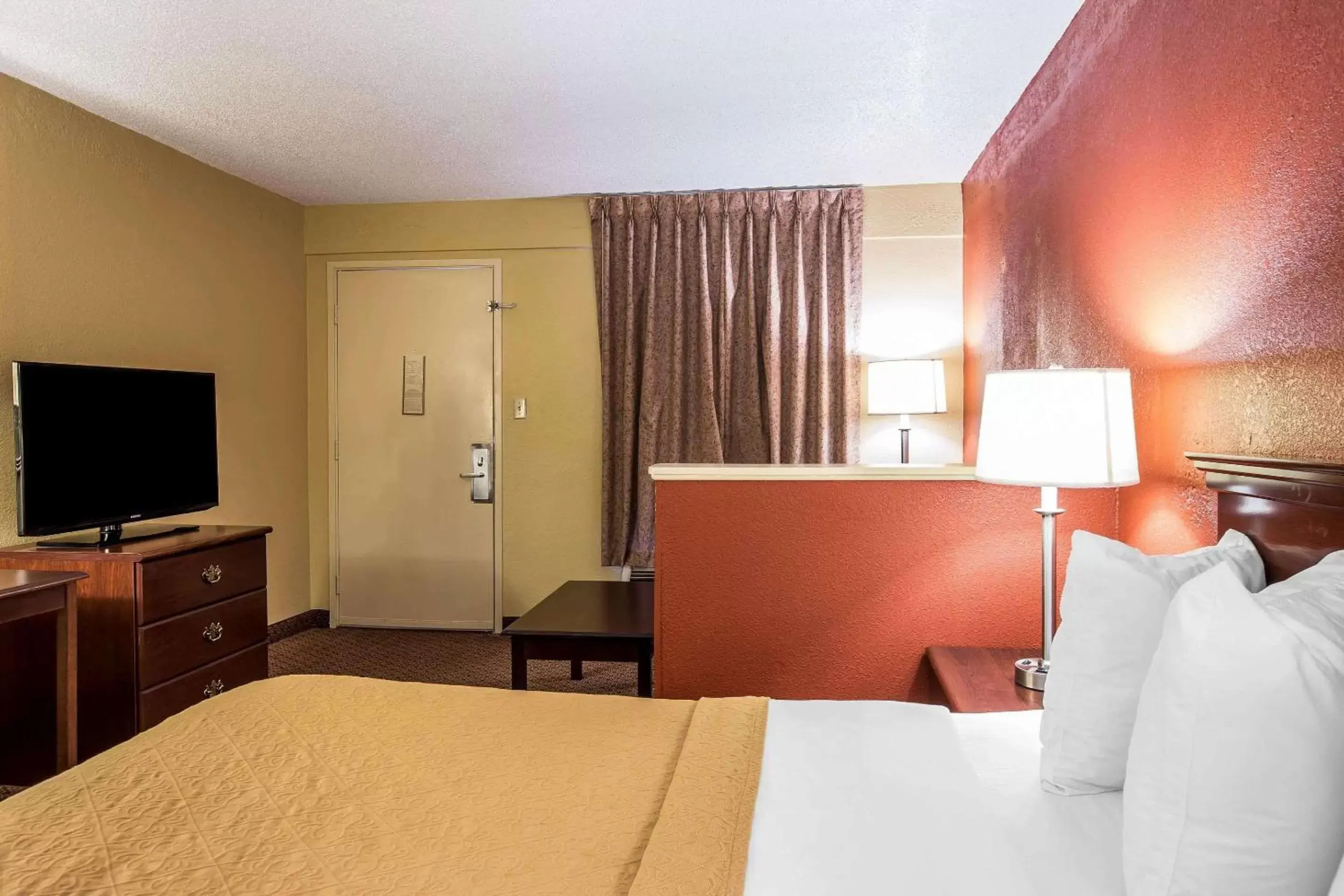 Photo of the whole room, Bed in Quality Inn Gaffney I-85 Photo of the whole room, Bed in Quality Inn Gaffney I-85