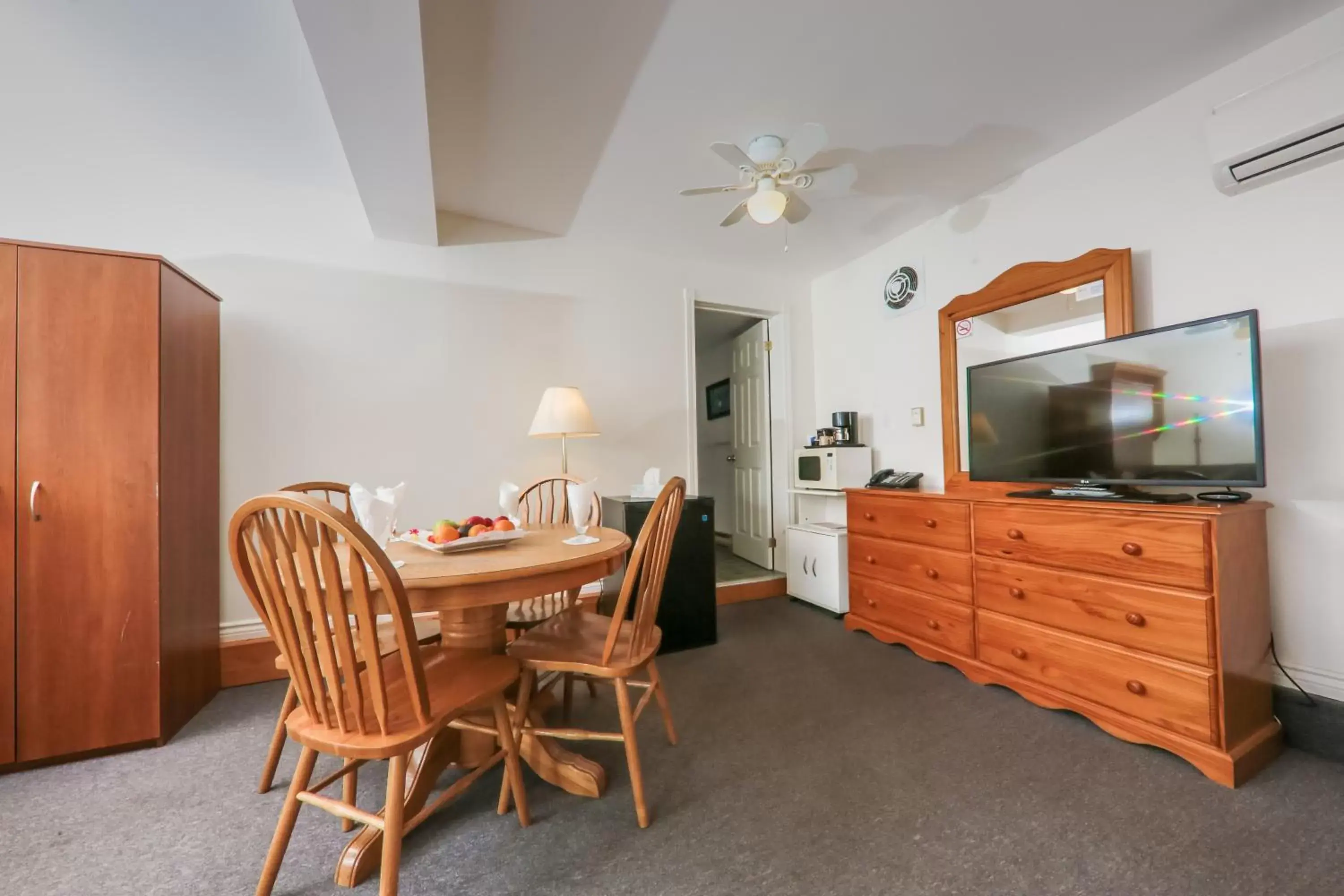 Dining Area in Lakeview Motel