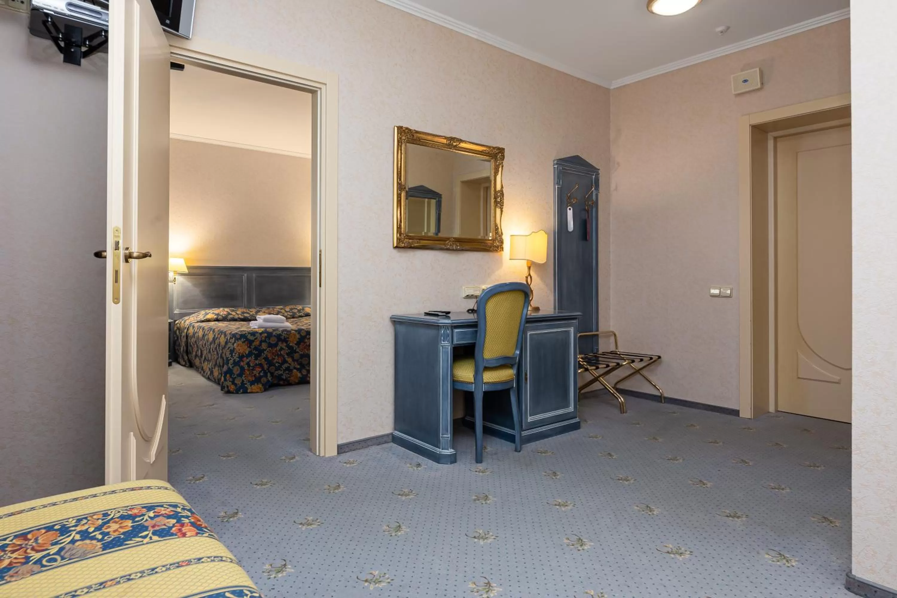 Photo of the whole room, Bed in Edelweiss