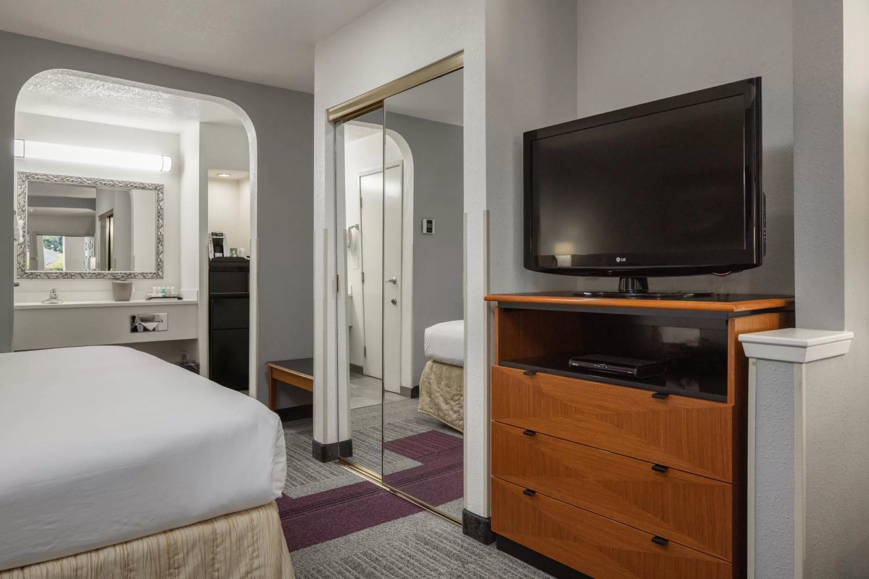 TV and multimedia, Bed in Atherton Park Inn and Suites