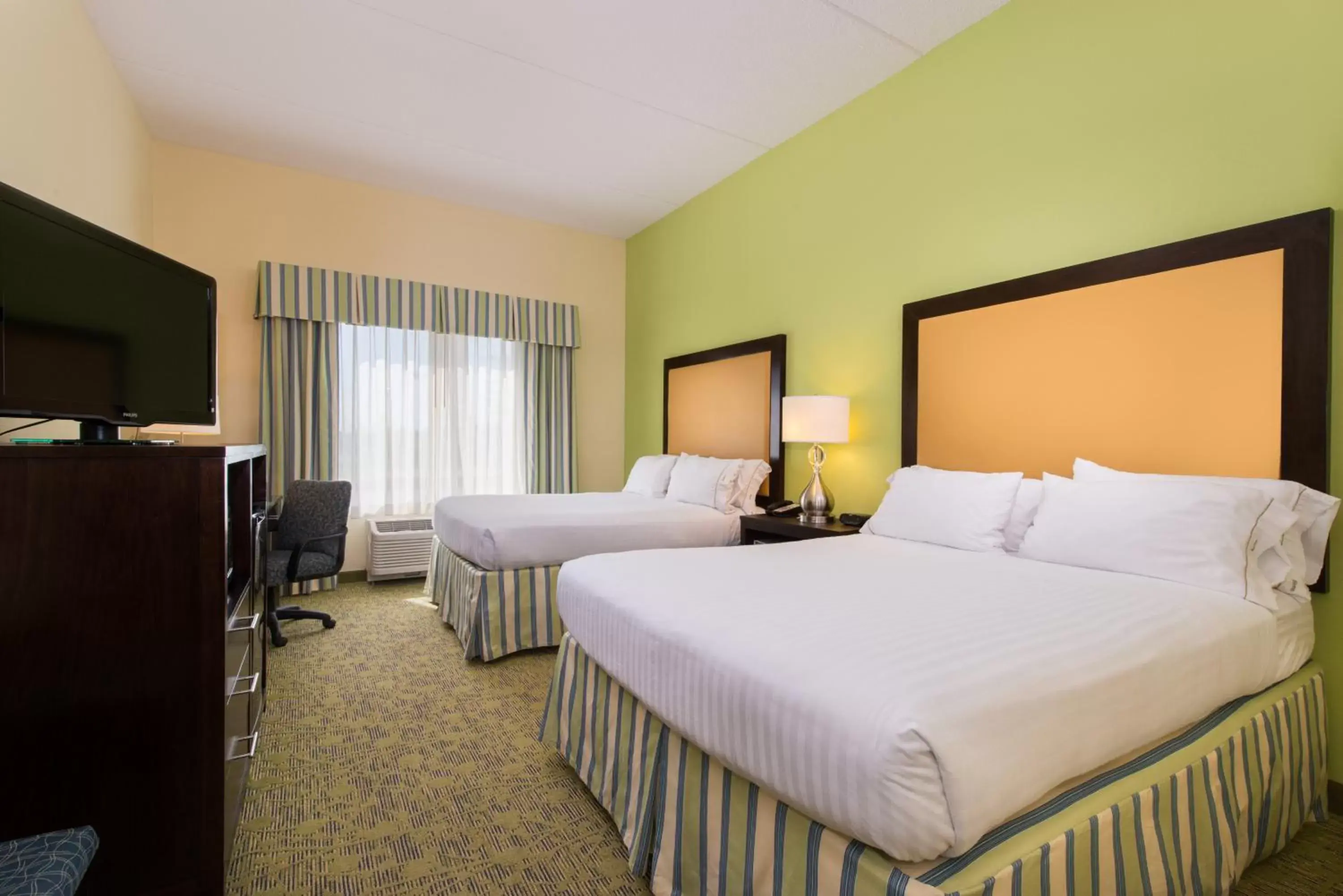 Photo of the whole room, Bed in Holiday Inn Express and Suites Dickson City, an IHG Hotel