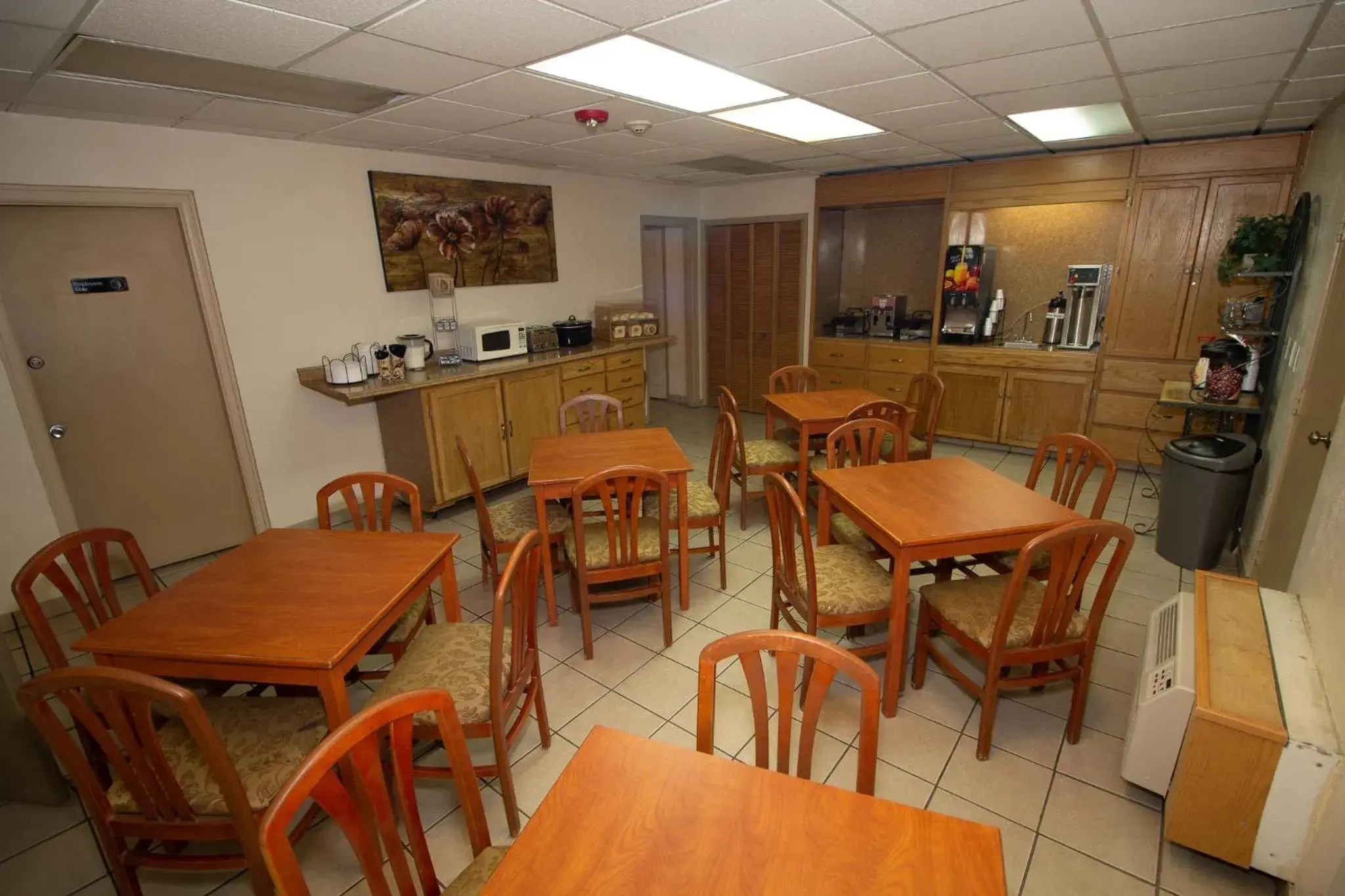 Property building, Restaurant/Places to Eat in FairBridge Inn & Suites - Lewiston