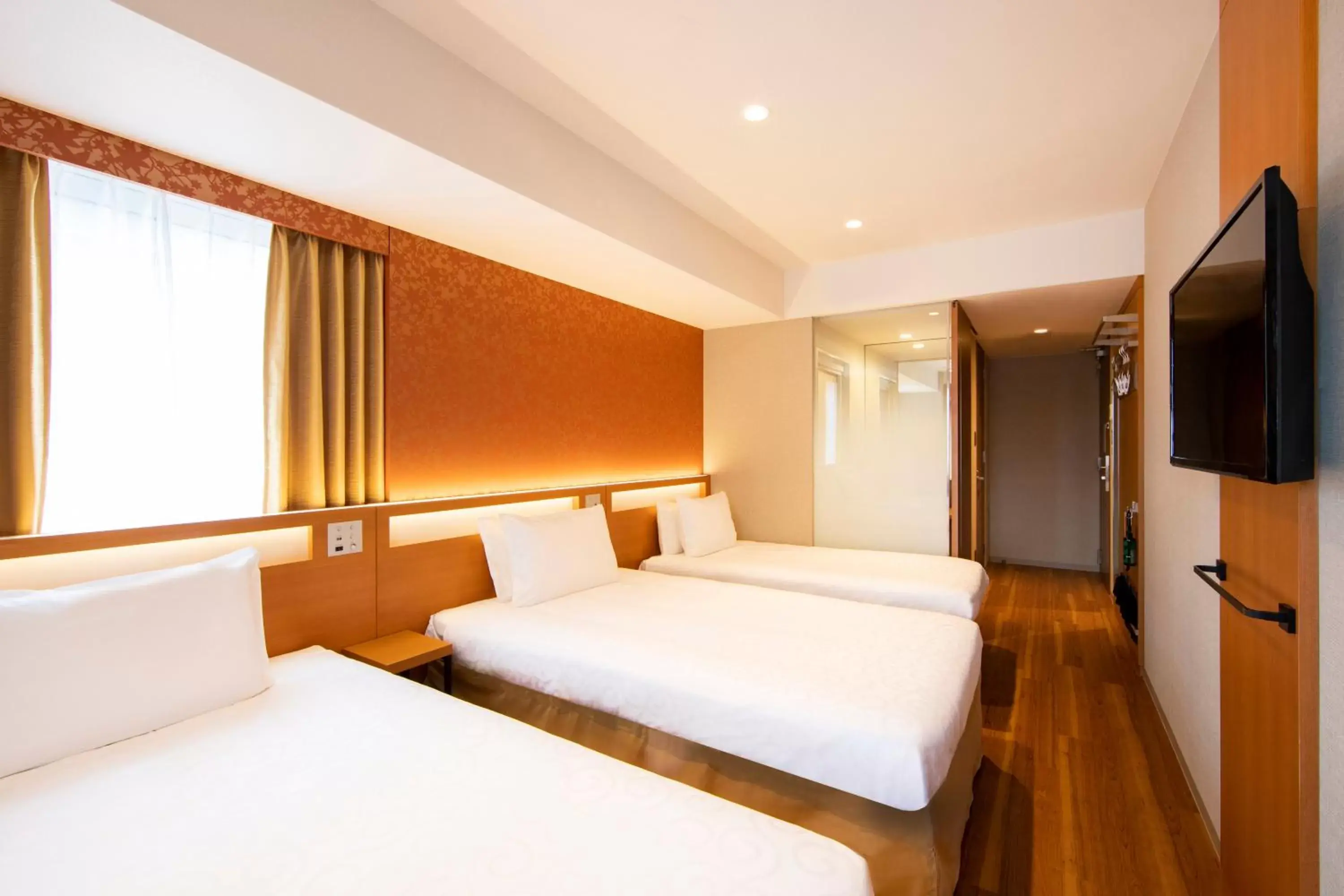 Bed in karaksa hotel grande Shin-Osaka Tower