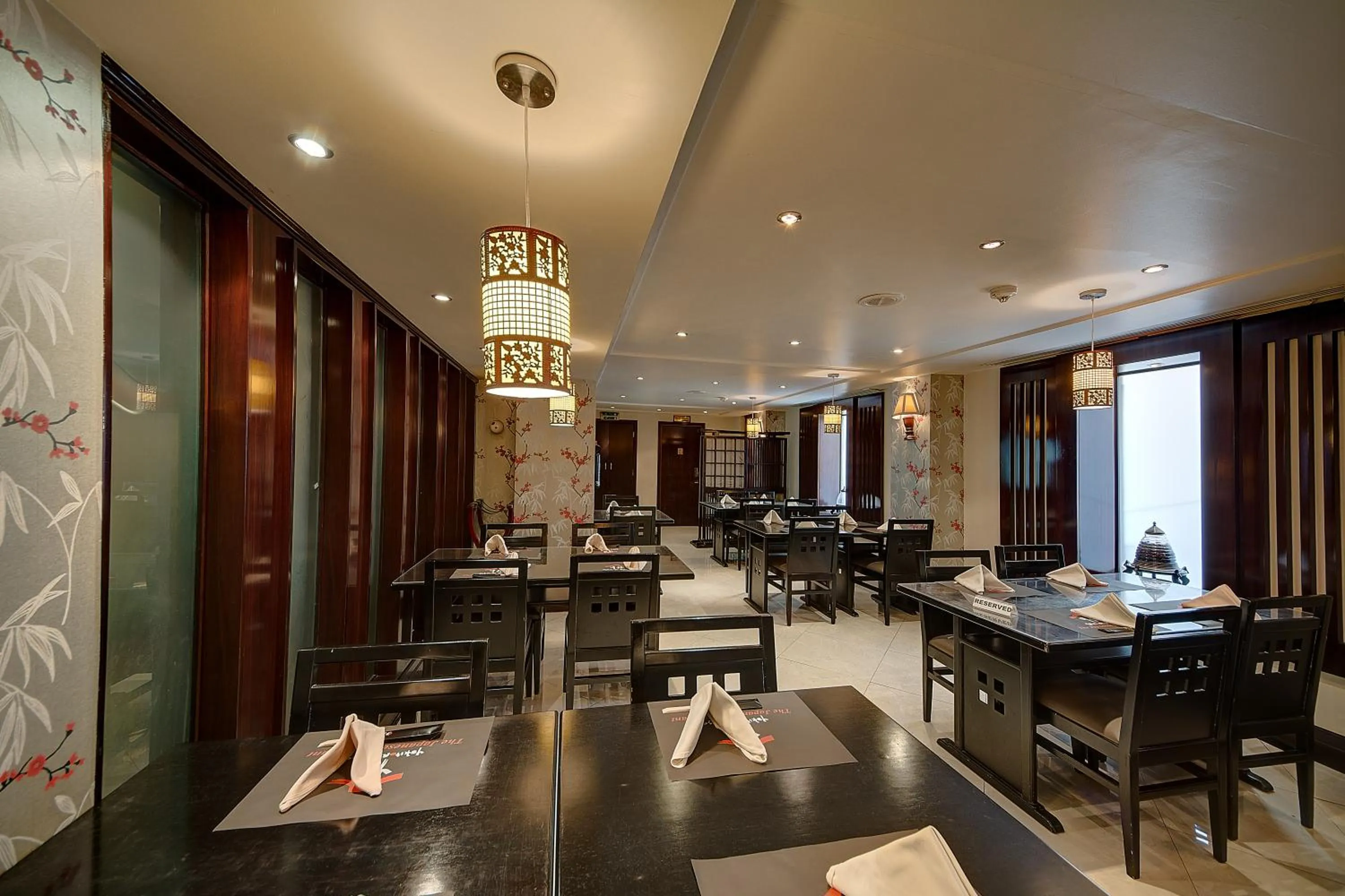 Restaurant/places to eat in Ascot Hotel