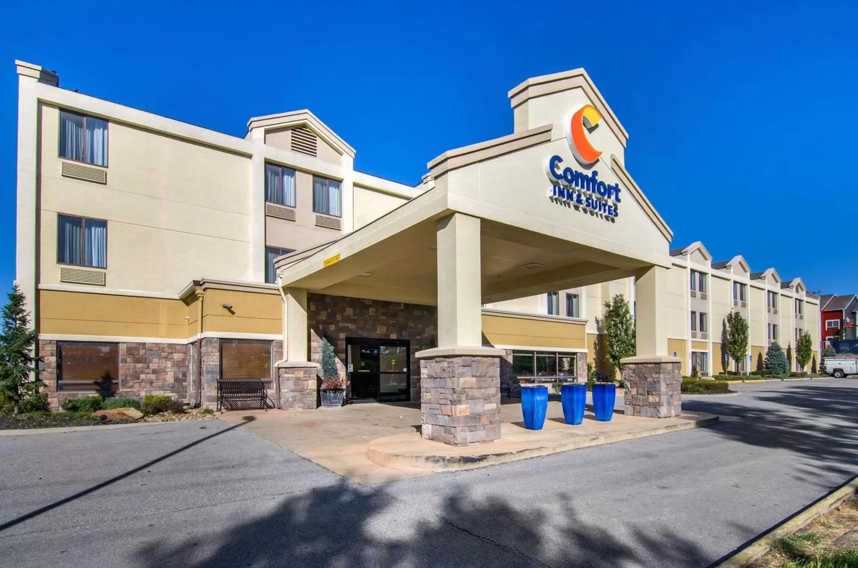 Property Building in Comfort Inn & Suites Near Worlds of Fun