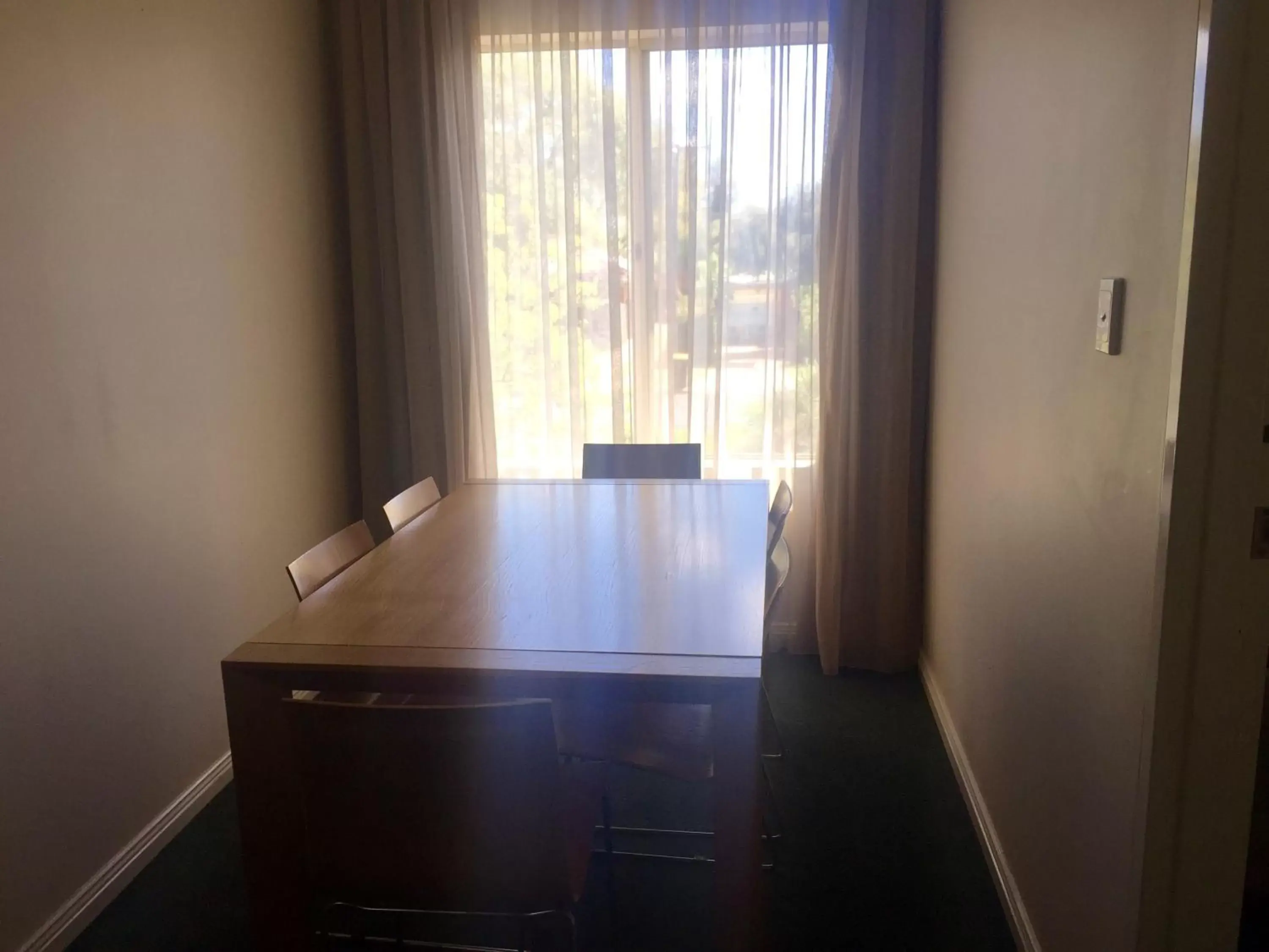 Dining area, TV/Entertainment Center in Abel Tasman Motor Inn