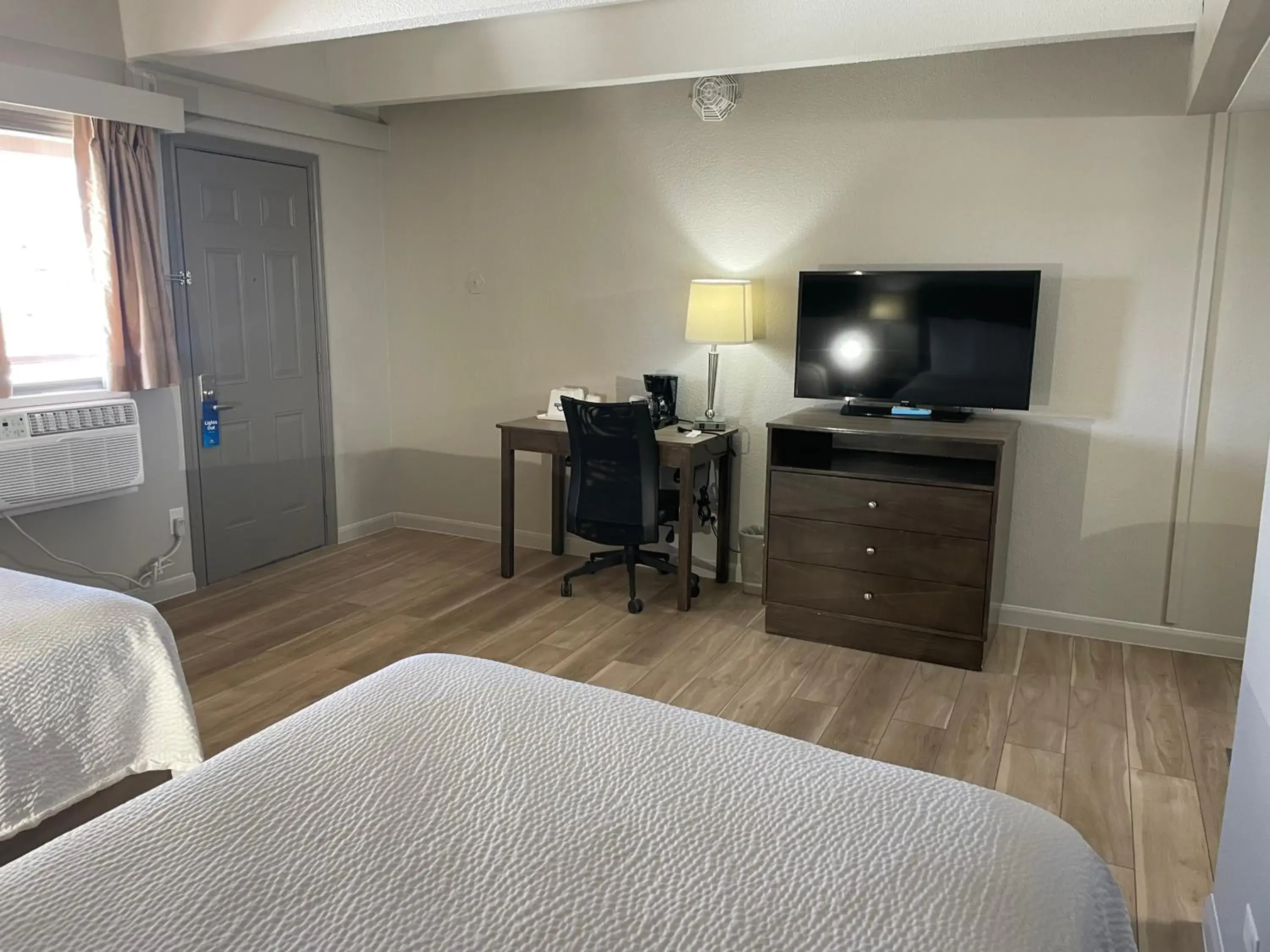 Bed, TV/Entertainment Center in Days Inn by Wyndham Denver Downtown