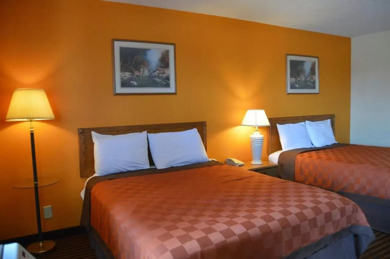 Bed in Scottish Inn & Suites - Eau Claire