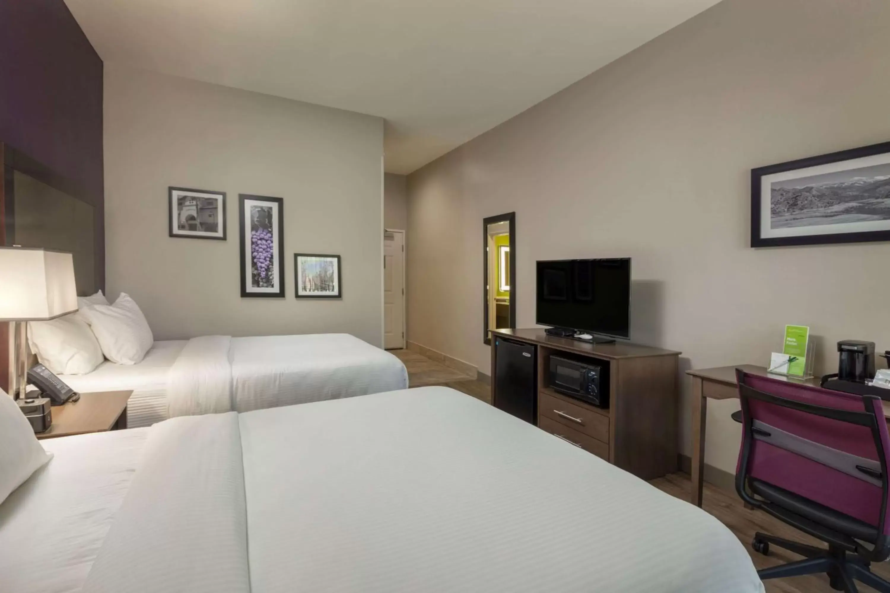 Photo of the whole room, Bed in La Quinta by Wyndham Visalia/Sequoia Gateway