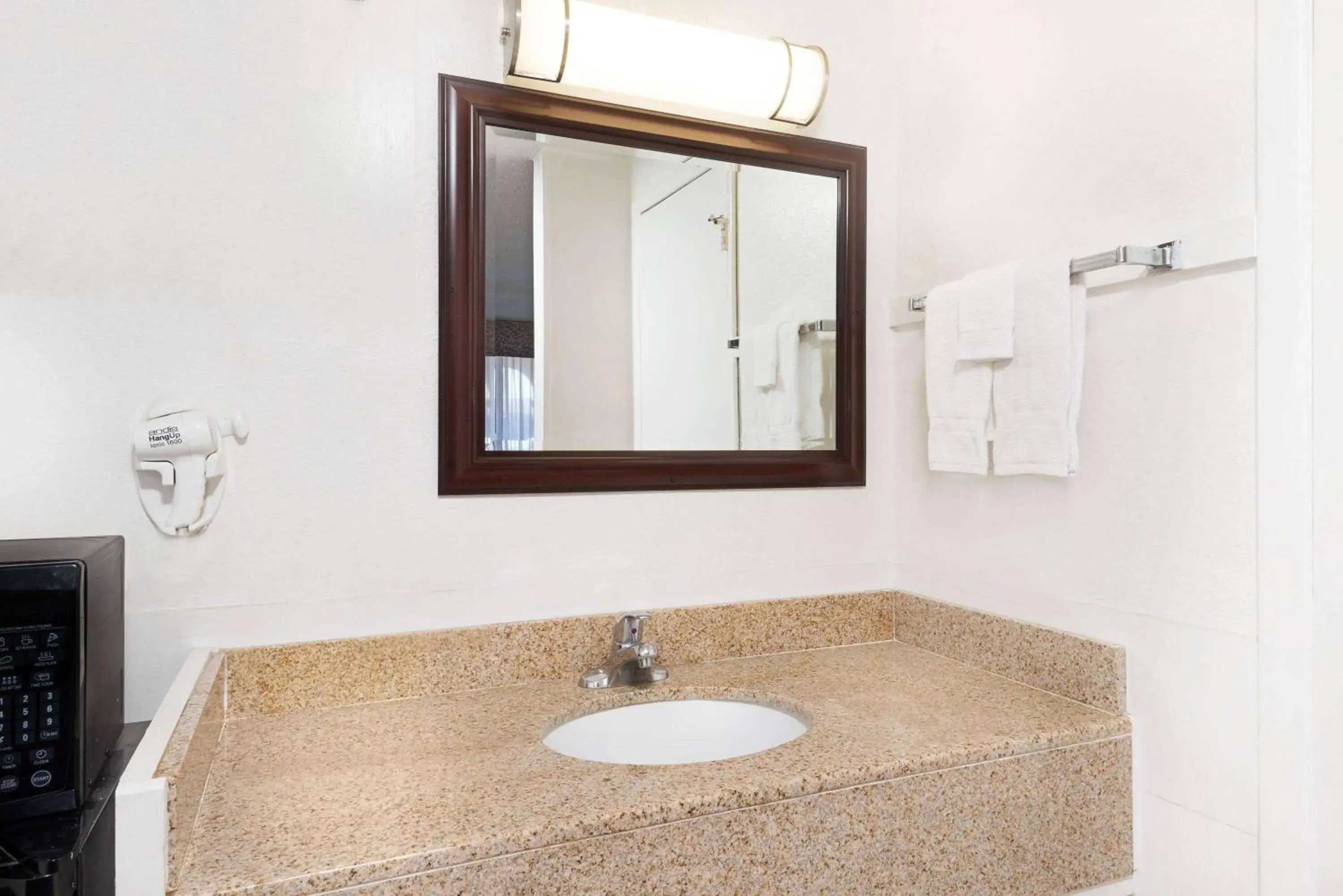 TV and multimedia, Bathroom in Travelodge by Wyndham Las Vegas NM