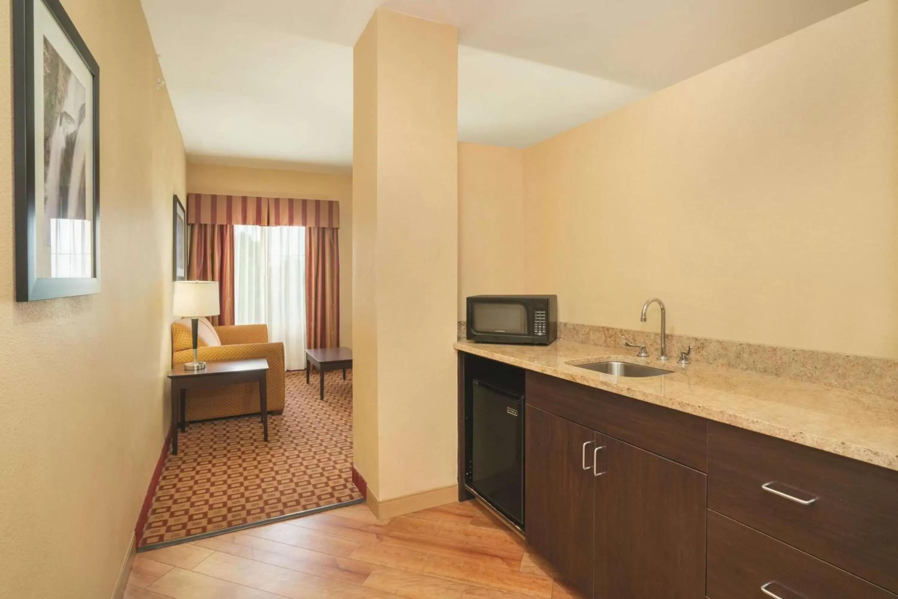 Photo of the whole room, Kitchen/Kitchenette in La Quinta by Wyndham Verona