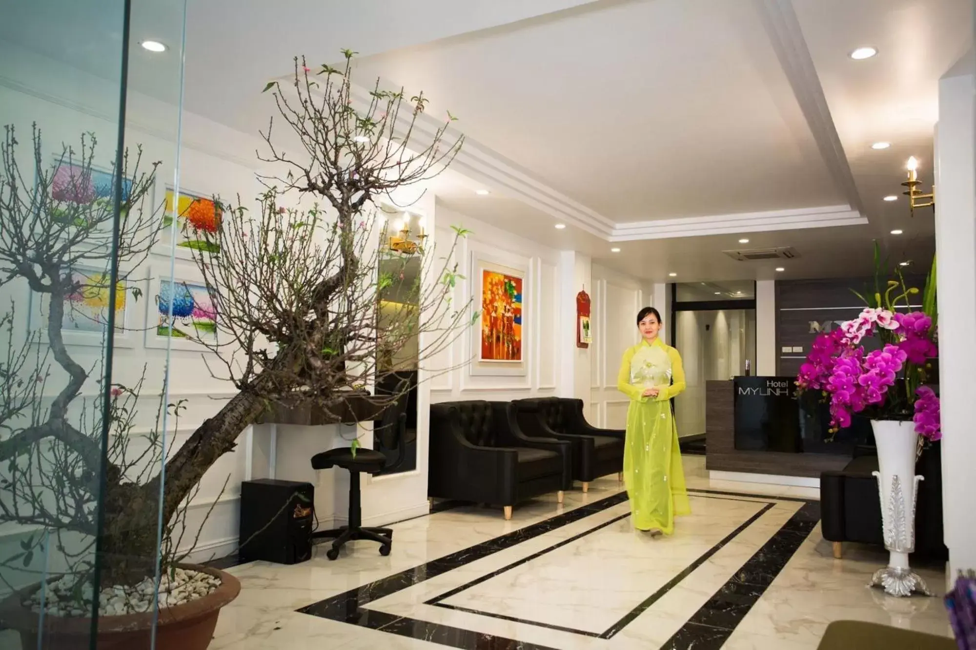 Staff, Lobby/Reception in My Linh Hotel