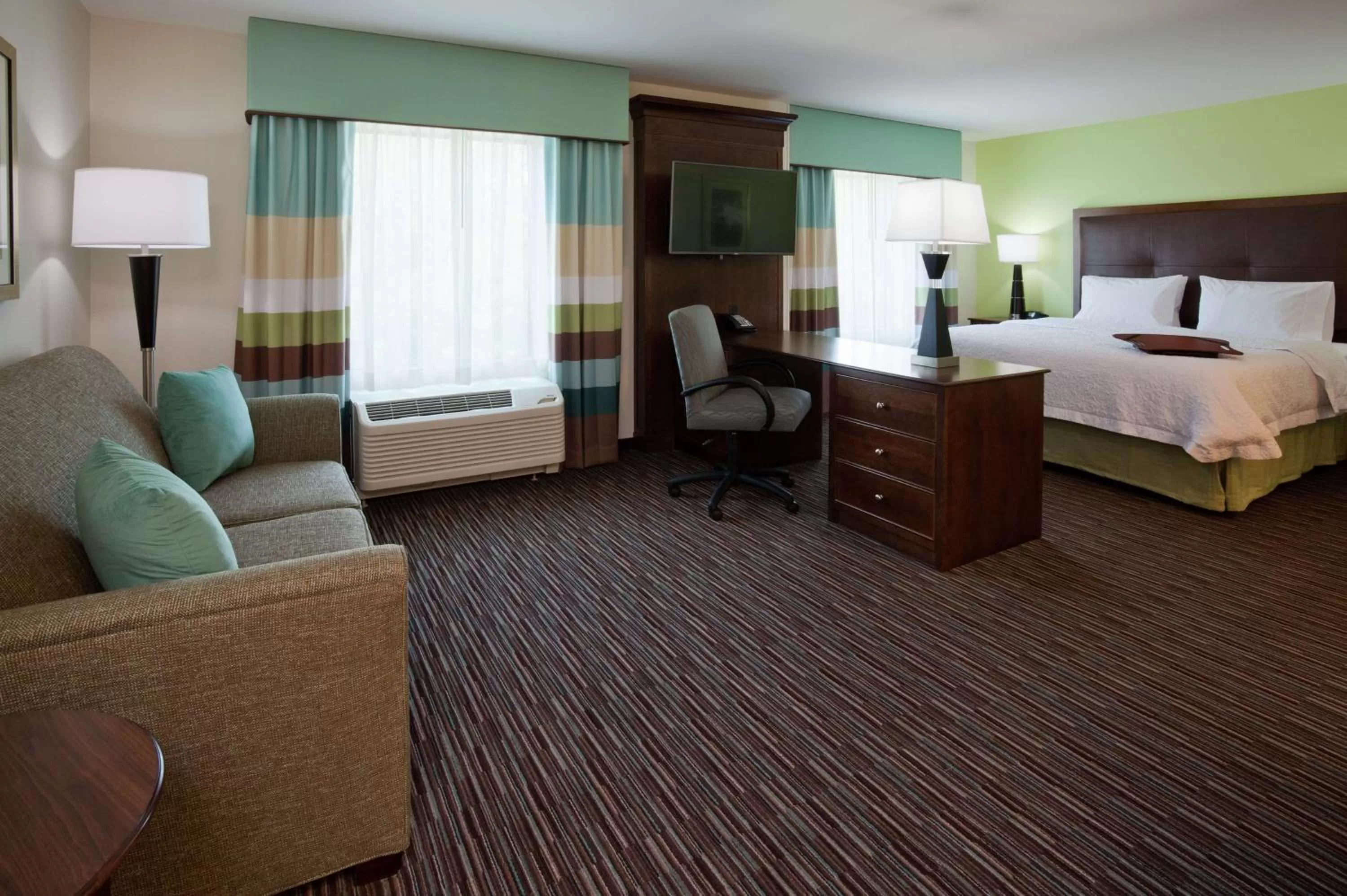 Bed in Hampton Inn & Suites Minneapolis West/ Minnetonka