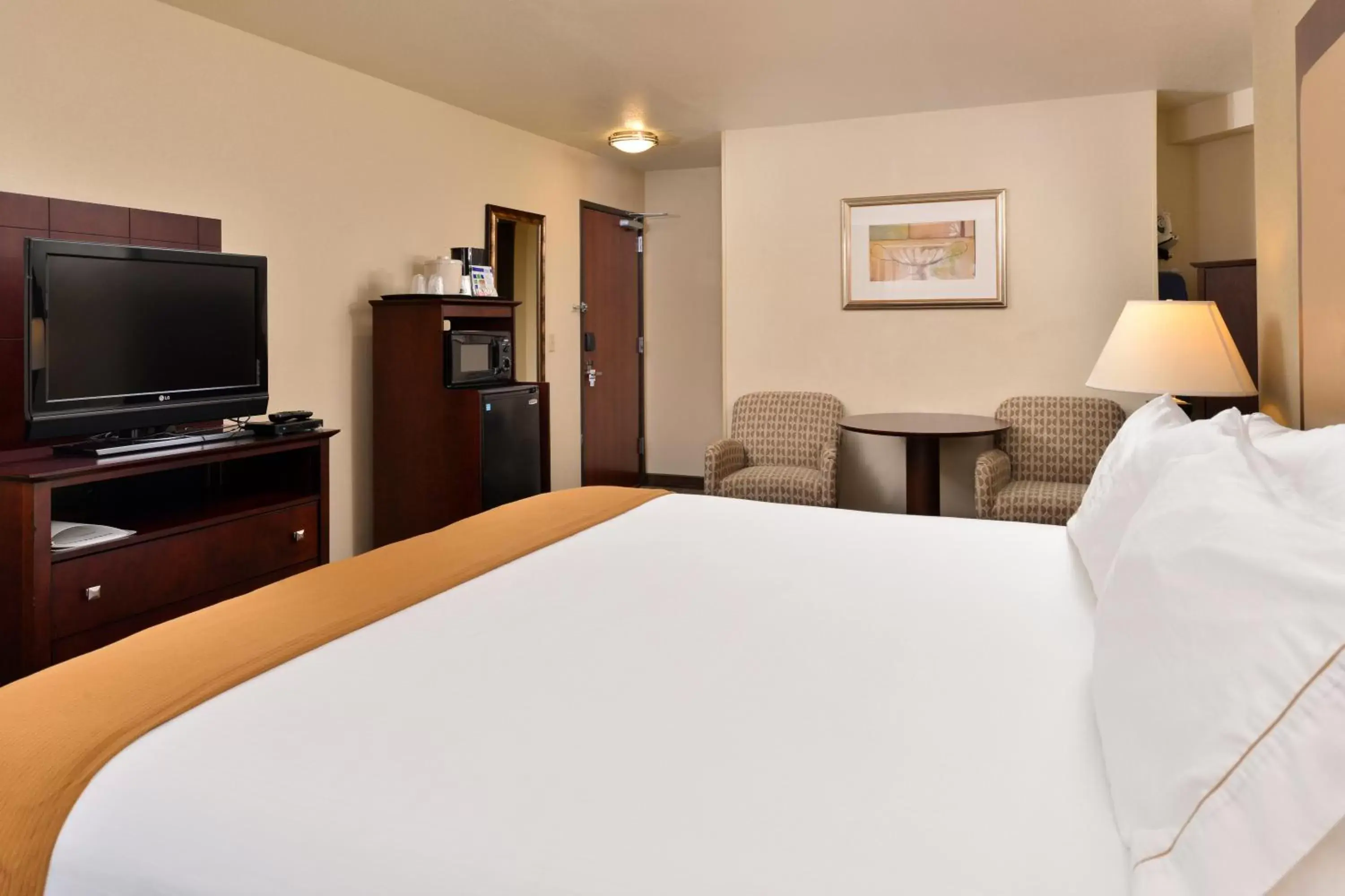 Photo of the whole room, Bed in Holiday Inn Express Portland South - Lake Oswego, an IHG Hotel