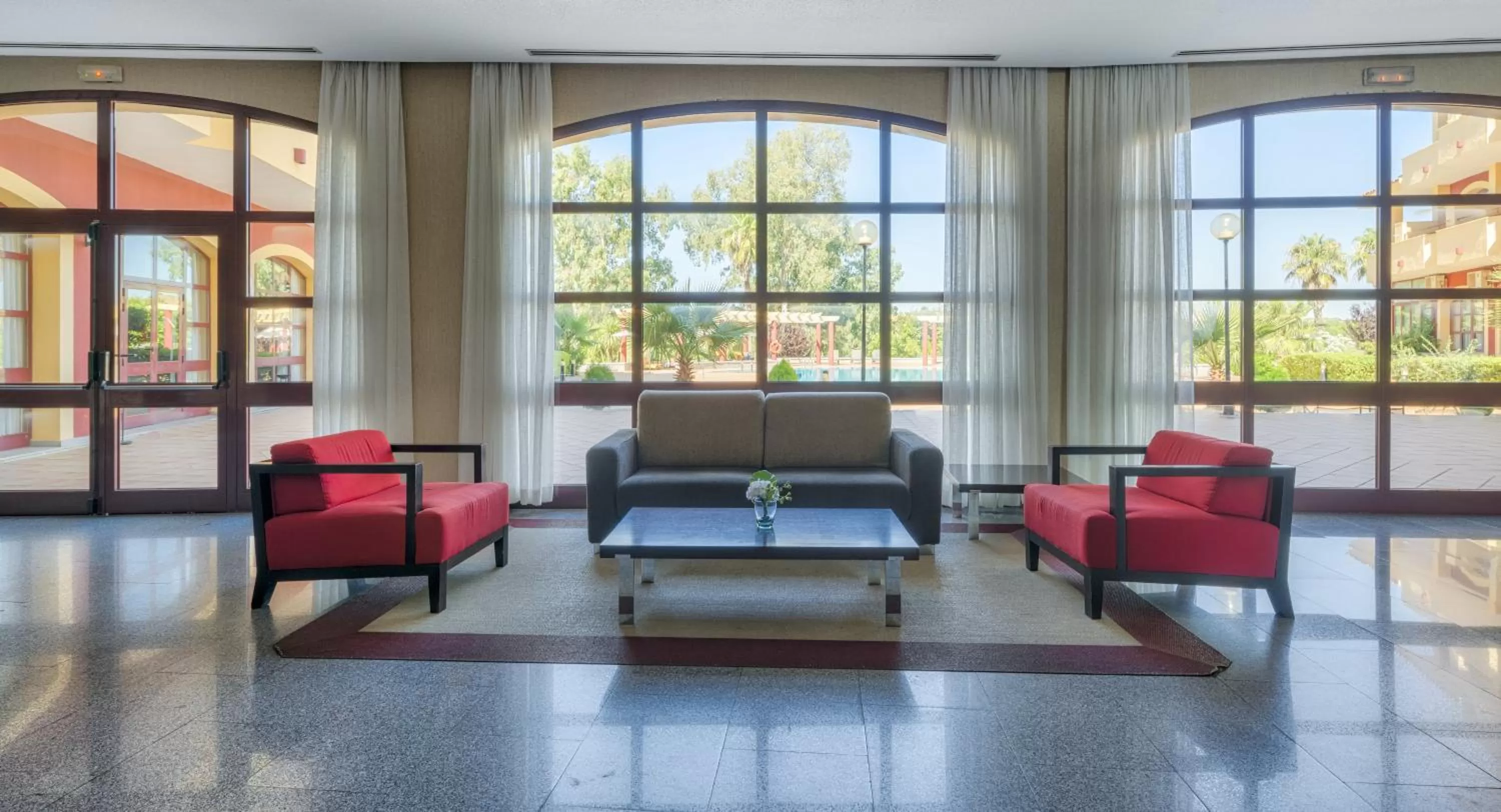 Lobby or reception in Ilunion Golf Badajoz