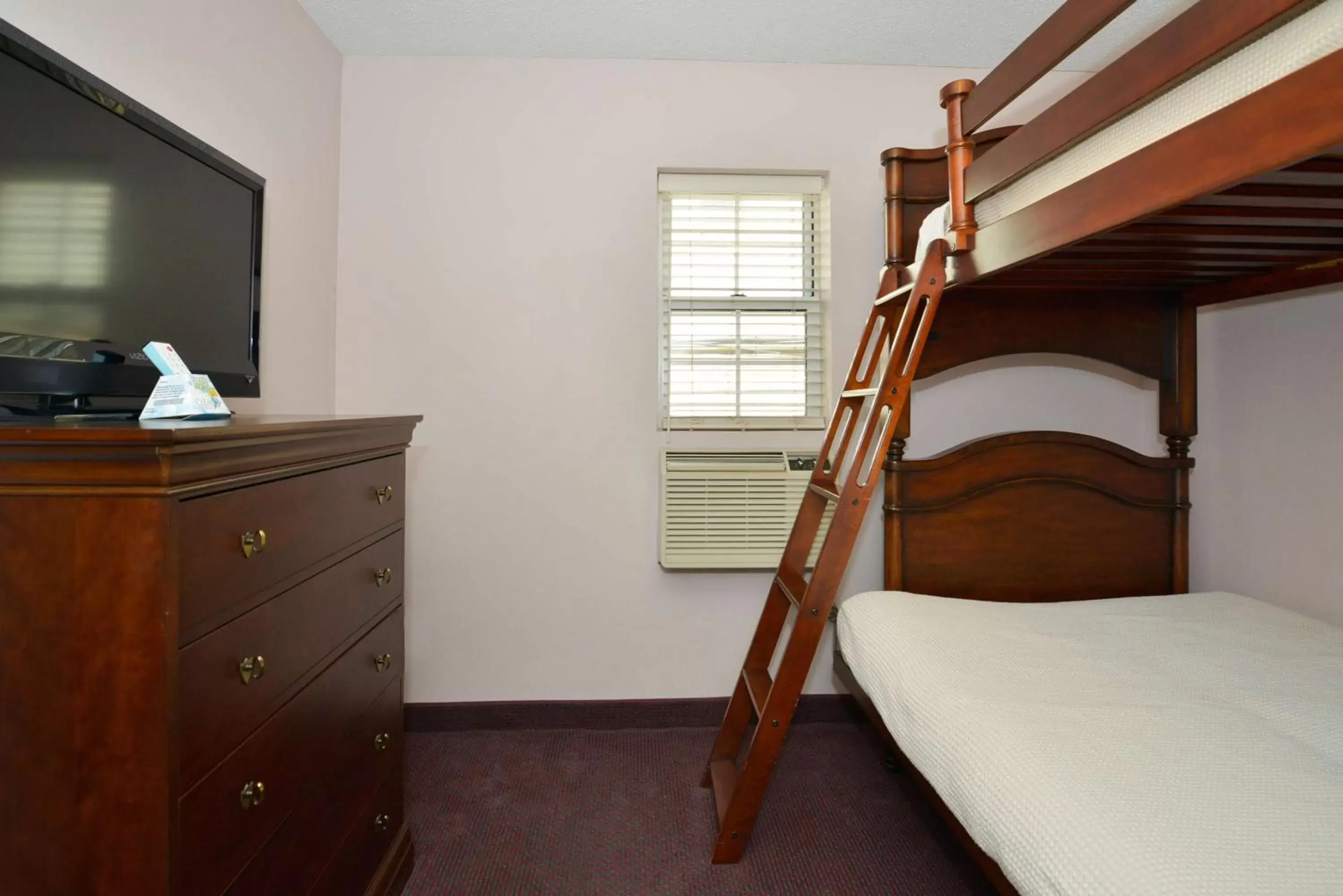 Photo of the whole room, Bunk Bed in Best Western Route 66 Rail Haven