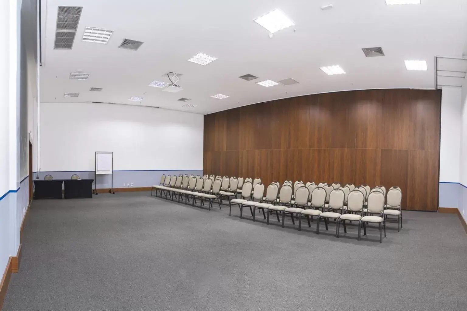 Meeting/conference room in Golden Tulip Porto Vitória